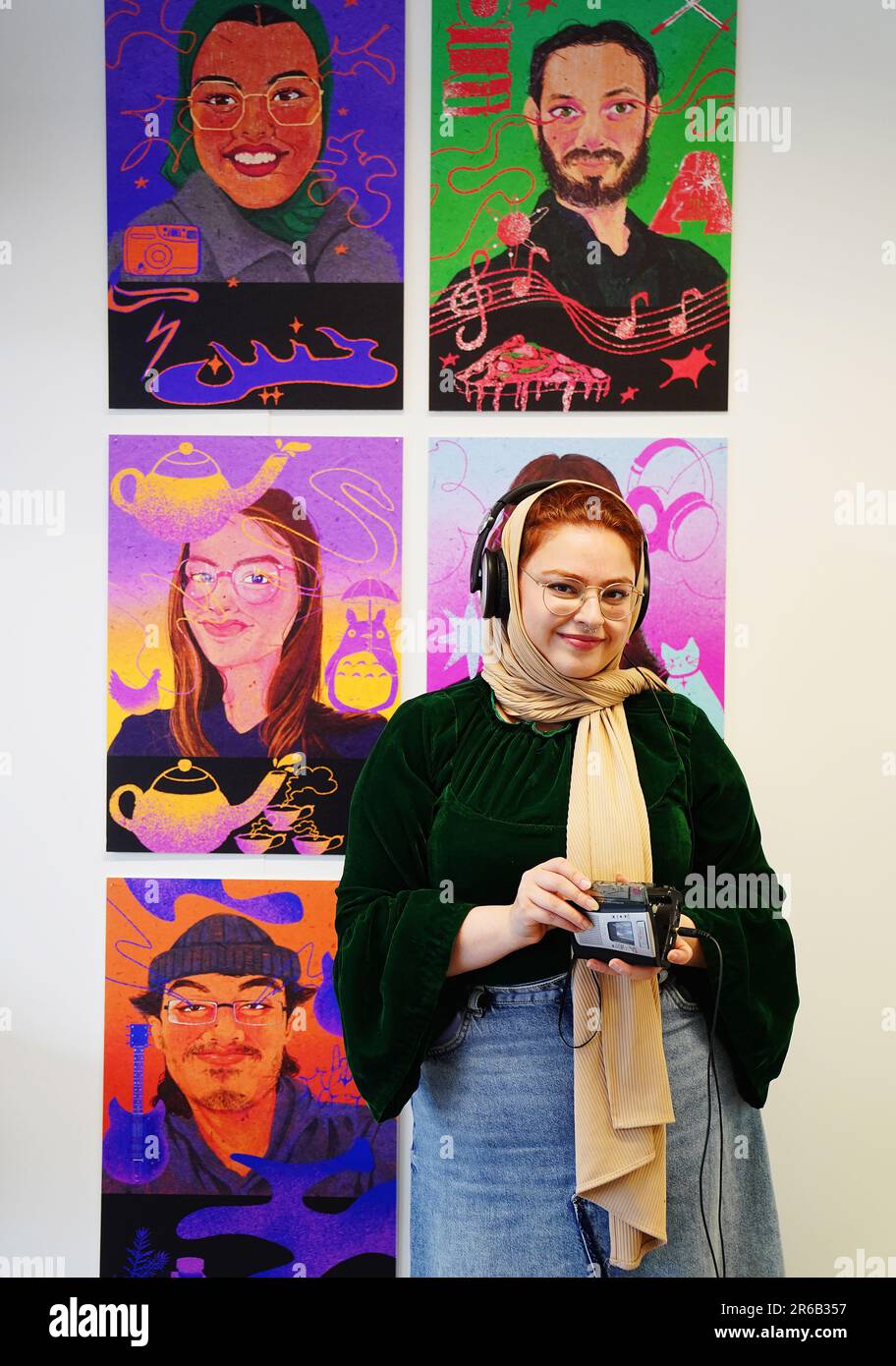 Sheema Gohar, graduada de ilustración de BA, con su trabajo 'Dolor y alegría' en el Colegio Nacional de Arte y Diseño, Dublín, cuando lanzó su exhibición de graduados de NCAD Works 2023. El escaparate es un programa de una semana de exposiciones creadas y curadas por estudiantes graduados que está abierto al público y de forma gratuita. Fecha de la fotografía: Jueves 8 de junio de 2023. Foto de stock