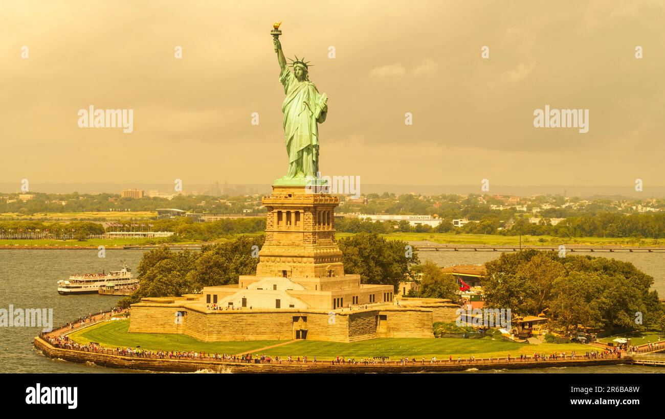 Estatua de la Libertad de Nueva York naranja smog aire tóxico Foto de stock