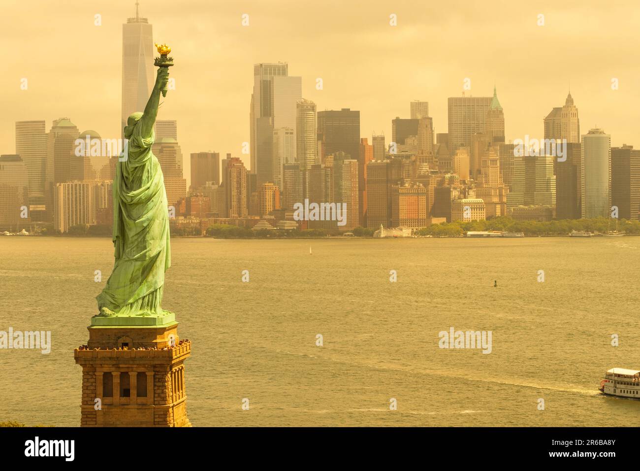 Estatua de la Libertad de Nueva York naranja smog aire tóxico Foto de stock