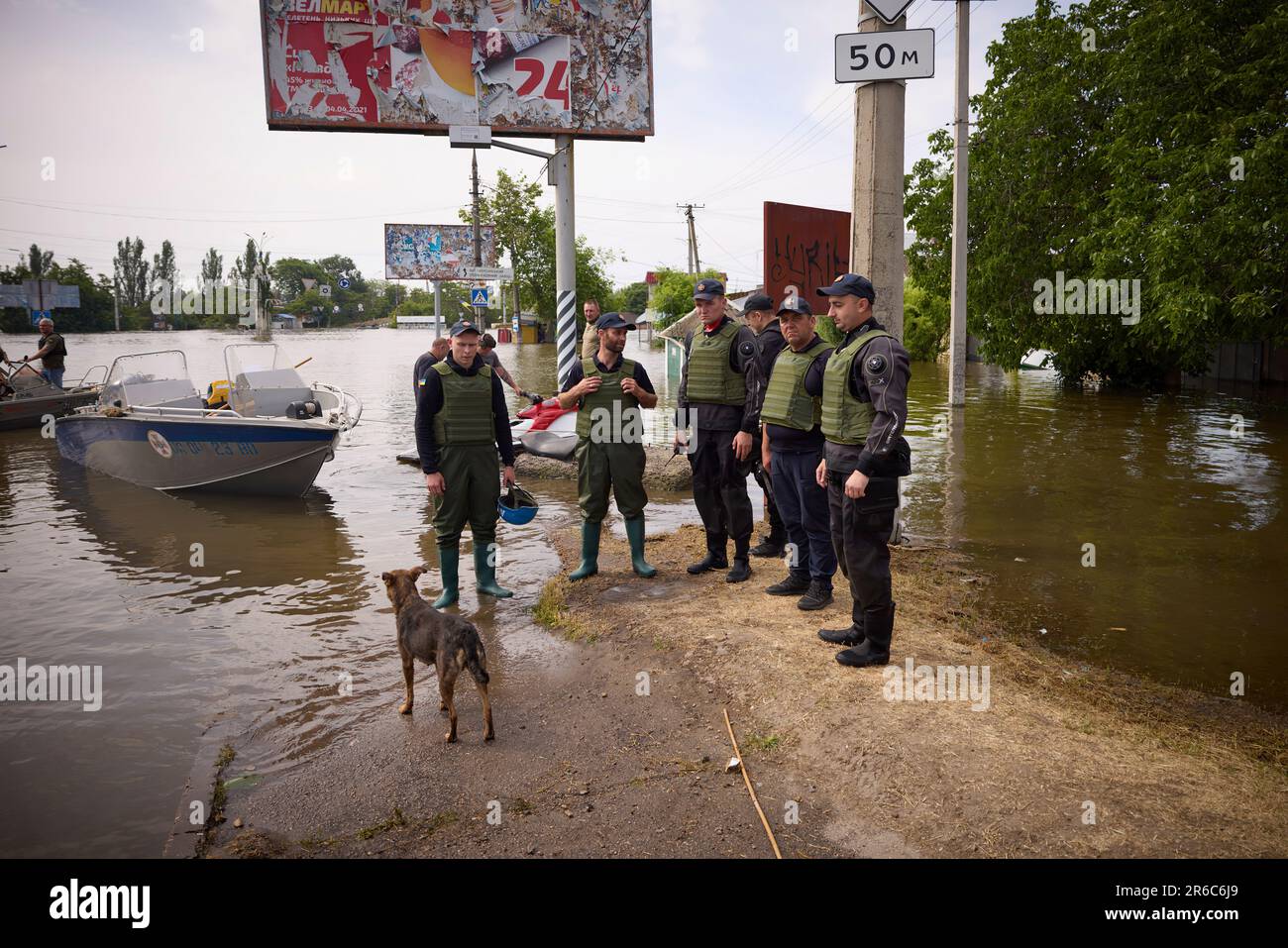 Durante una visita de trabajo a la región de Mykolaiv, el presidente de Ucrania, Volodymyr Zelensky, inspeccionó el estado de la estación principal de bombeo de la gestión del canal del río Inhulets, que fue inundada debido a la explosión de la presa de la central hidroeléctrica de Kakhovka. El Jefe de Estado fue informado sobre las medidas adoptadas por las autoridades locales para satisfacer las necesidades urgentes de los residentes locales de agua potable. También discutieron soluciones a largo plazo para proporcionar agua potable a la ciudad de Mykolaiv. Photo:Oficina Presidencial de Ucrania Foto de stock