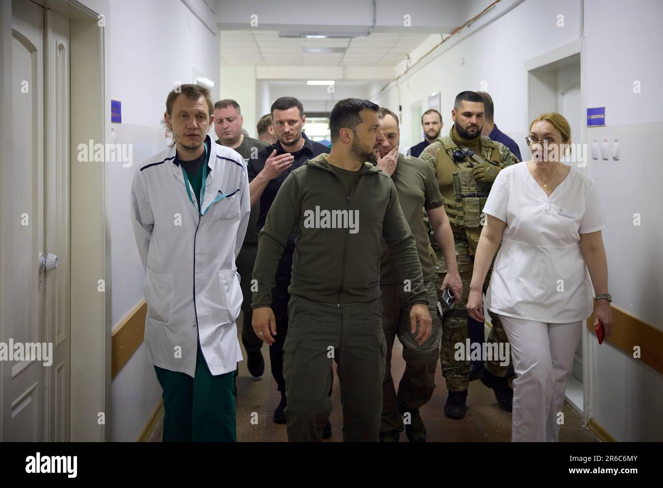 Durante una visita de trabajo a la región de Mykolaiv, el presidente de Ucrania, Volodymyr Zelensky, inspeccionó el estado de la estación principal de bombeo de la gestión del canal del río Inhulets, que fue inundada debido a la explosión de la presa de la central hidroeléctrica de Kakhovka. El Jefe de Estado fue informado sobre las medidas adoptadas por las autoridades locales para satisfacer las necesidades urgentes de los residentes locales de agua potable. También discutieron soluciones a largo plazo para proporcionar agua potable a la ciudad de Mykolaiv. Photo:Oficina Presidencial de Ucrania Foto de stock