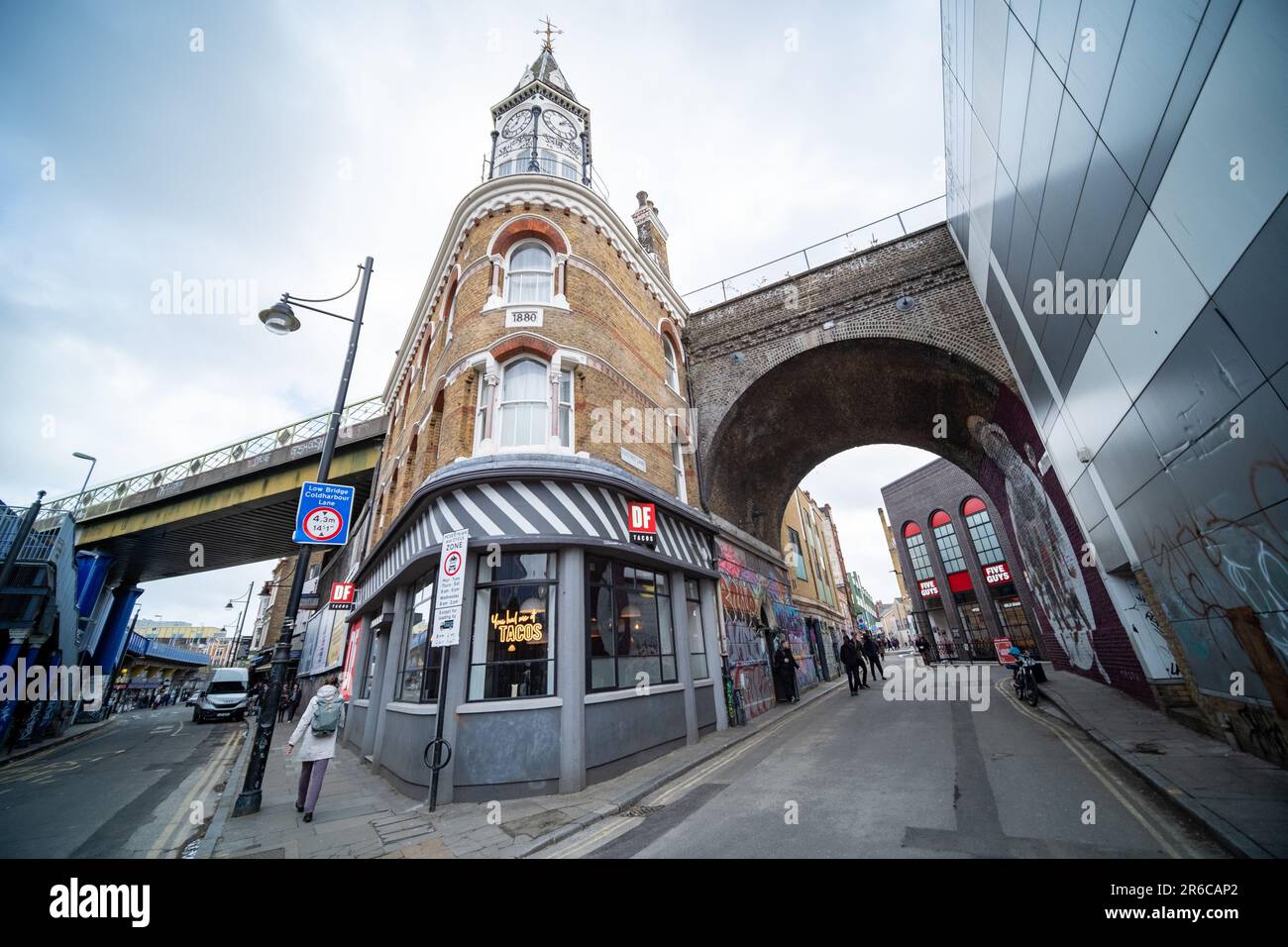 LONDRES, 2023 DE MARZO: Escena callejera de Brixton fuera de la estación de metro de Londres. Una zona vibrante del suroeste de Londres Foto de stock