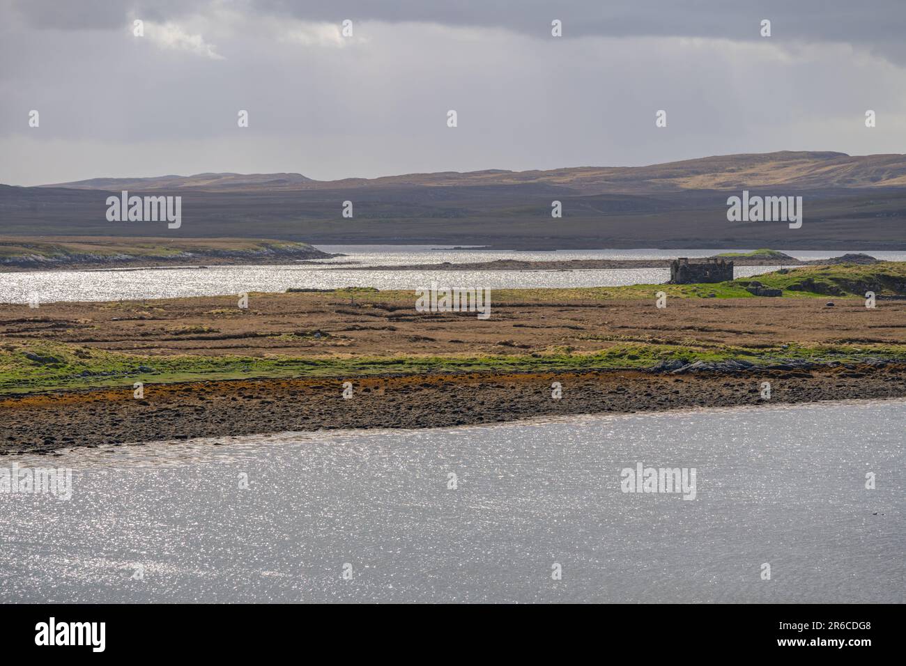 Mirando hacia el sureste a lo largo del lago Ceann Hulsbhig de Callanish (Calanais) Isla de Lewis Foto de stock