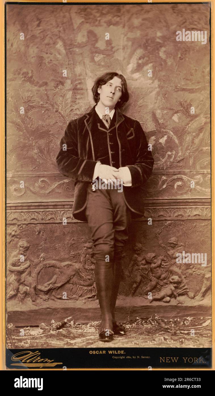 Oscar Wilde (1854-1900), poeta y dramaturgo irlandés, retrato de cuerpo ...