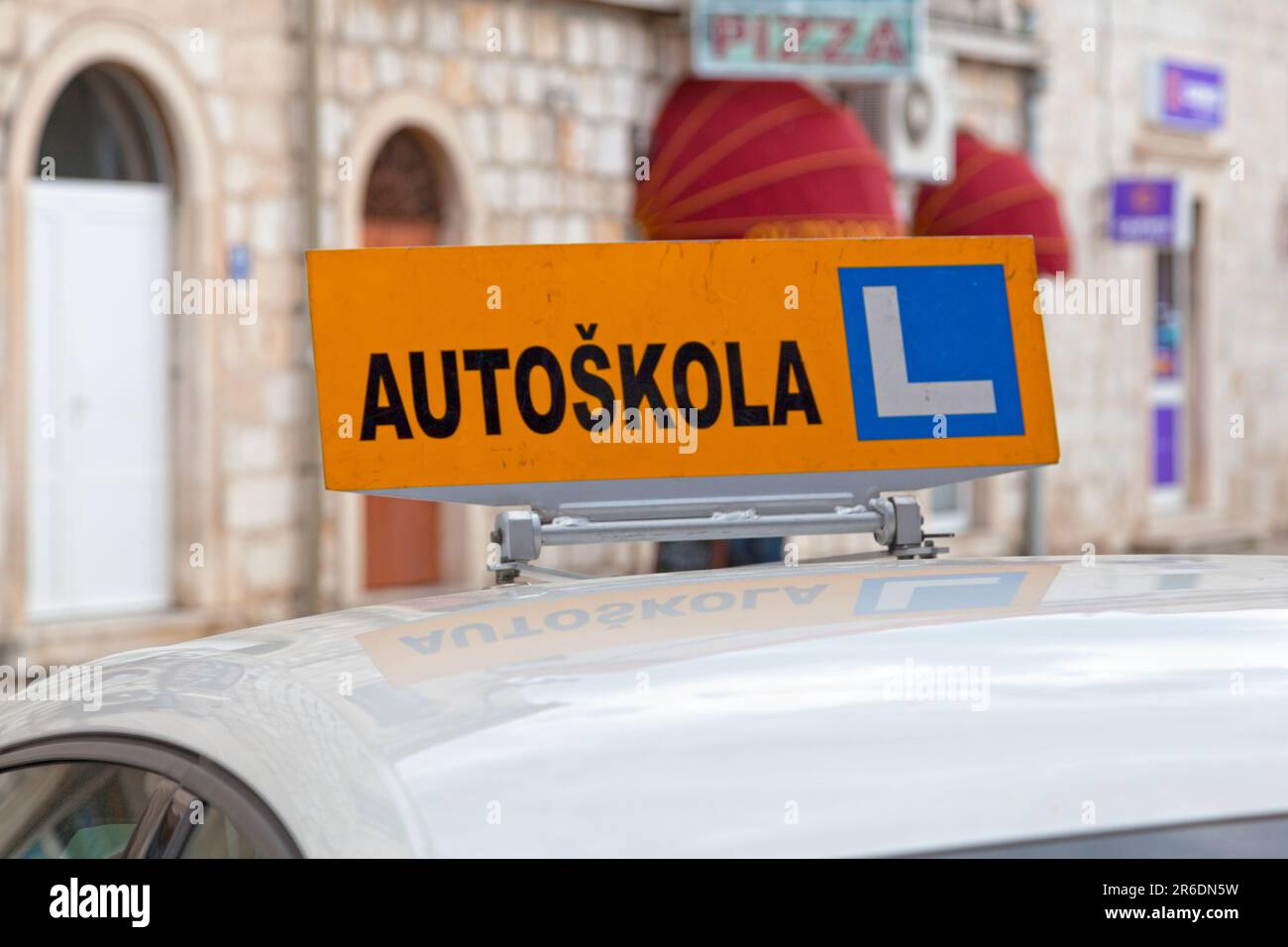 Cartel del techo del coche con escrito en croata 'Autoškola', que