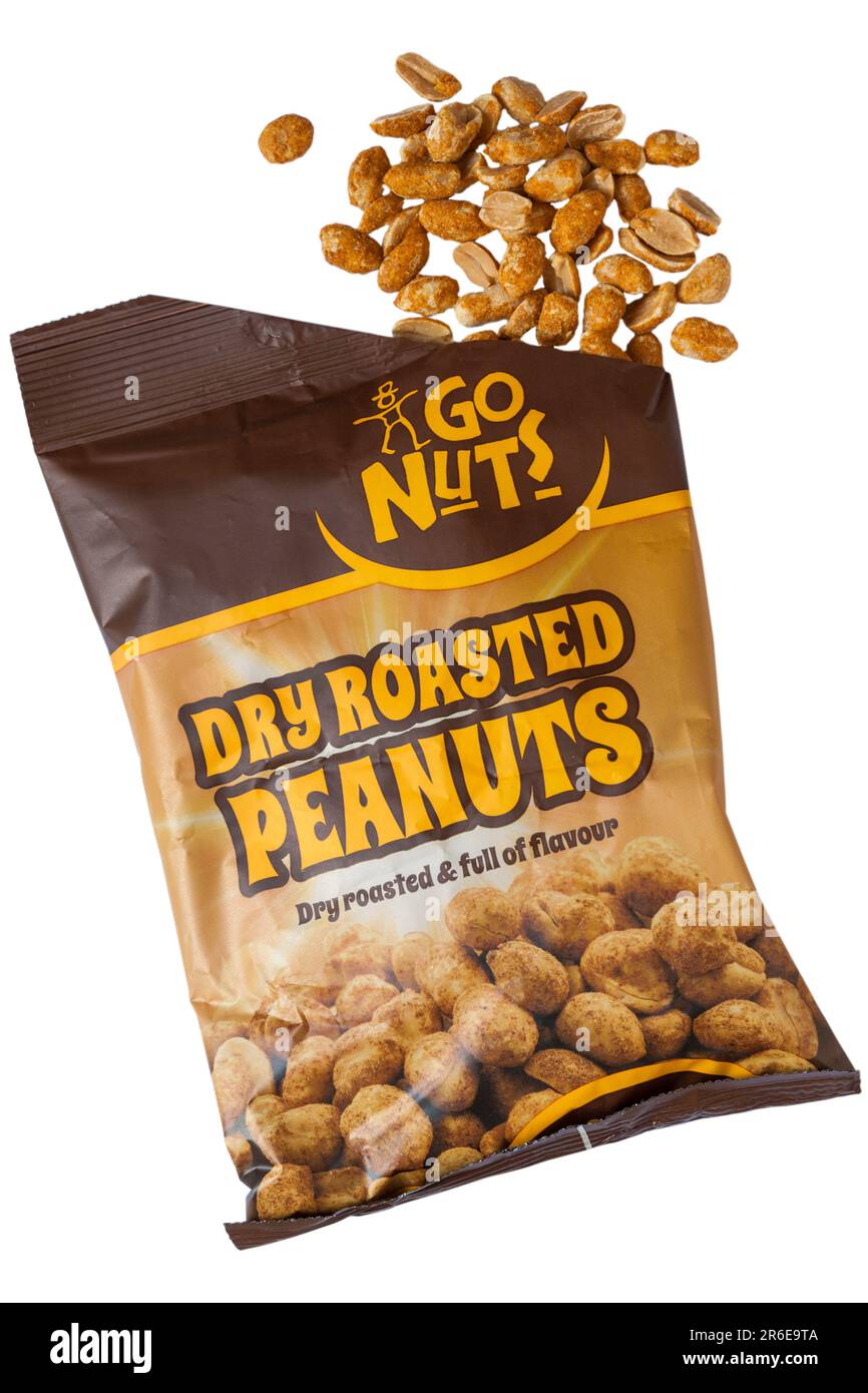 Paquete de Go Nuts cacahuetes secos tostados en seco y lleno de sabor abierto con contenido derramado aislado sobre fondo blanco Foto de stock