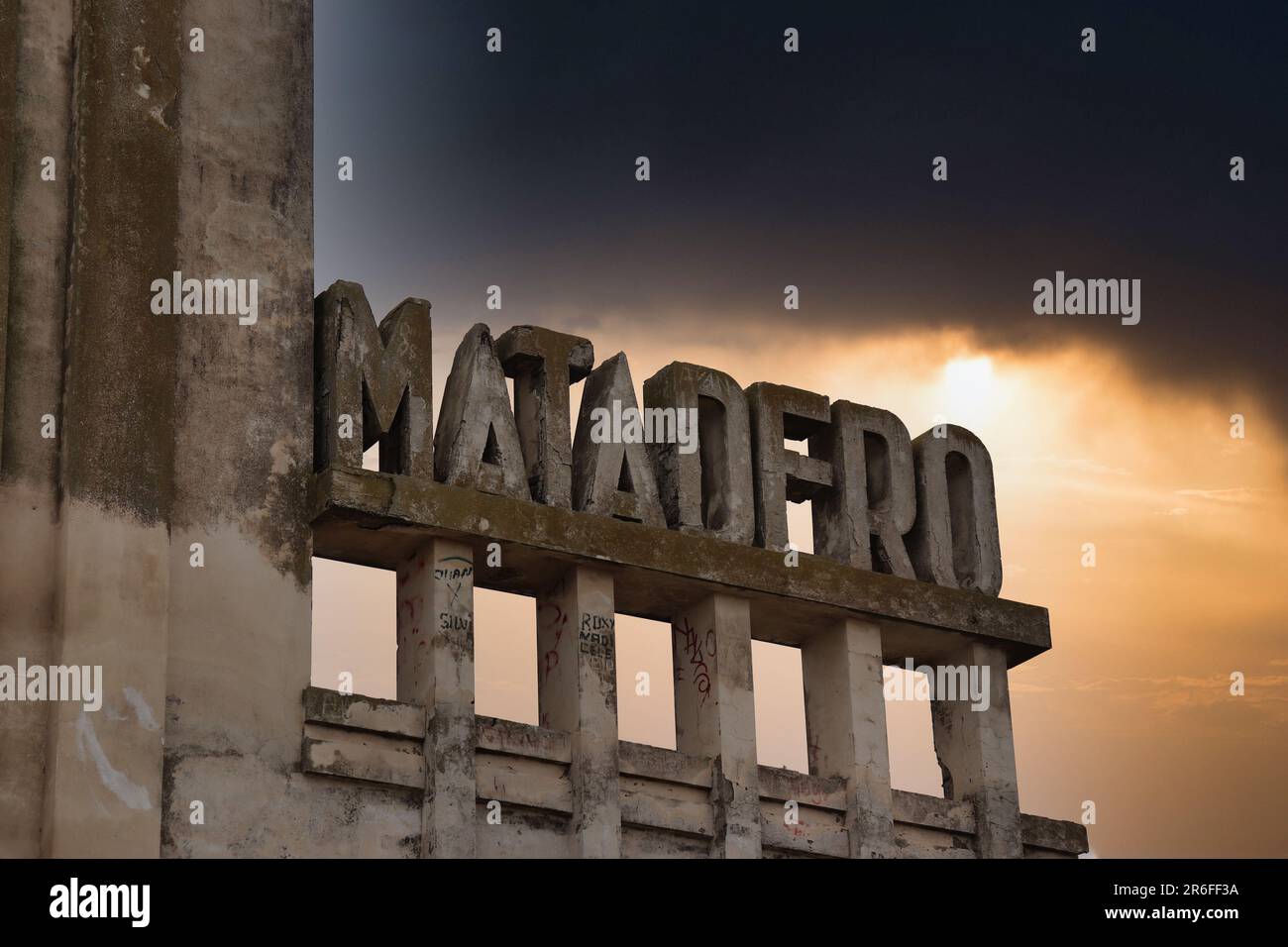 Ruinas del antiguo letrero con la palabra matadero en español del edificio inundado en Epecuen Foto de stock