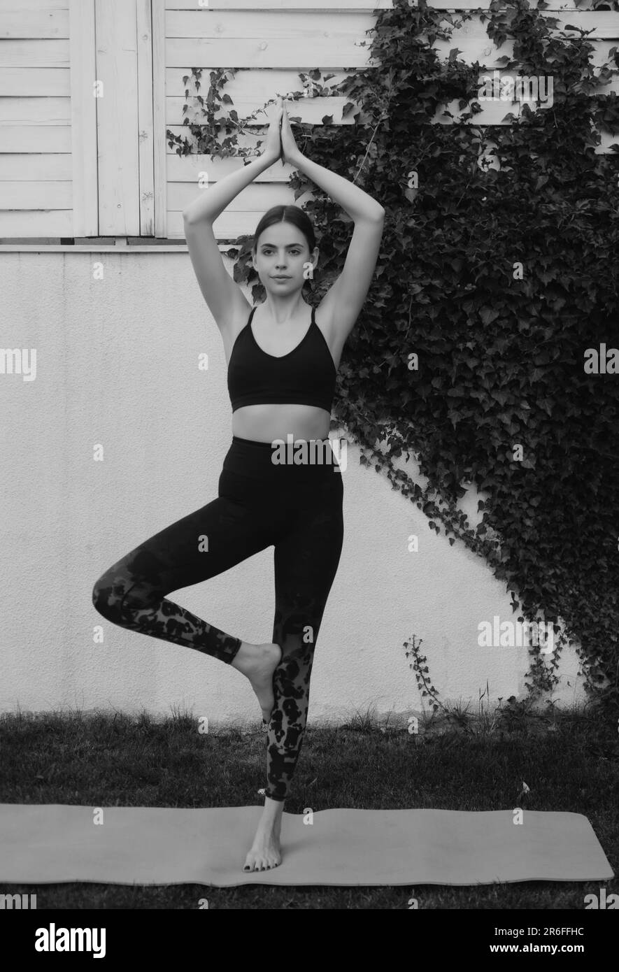Yoga outfit Imágenes de stock en blanco y negro - Alamy