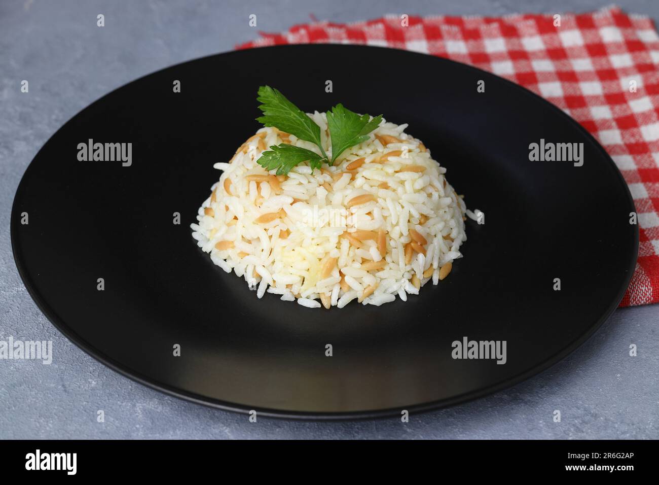 Arroz turco tradicional Pilav. Se sirve una porción sencilla de Pilaf