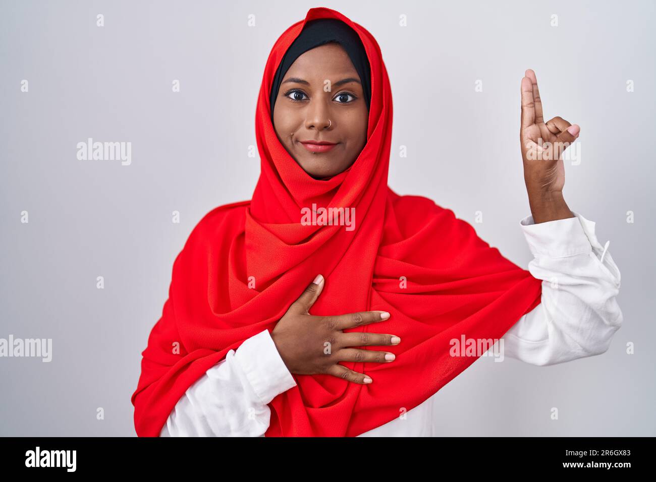 Mujer árabe joven que lleva bufanda islámica tradicional del hijab