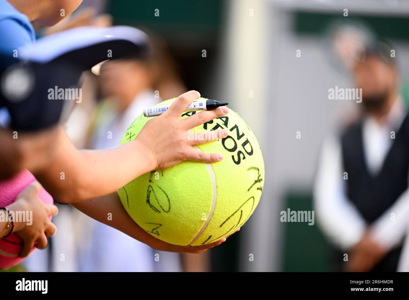 Una pelota de tenis gigante firmada el día ocho de los campeonatos de  Wimbledon en el All England Lawn Tennis y Croquet Club, el Torneo de Tenis  de Wimbledon Fotografía de stock -