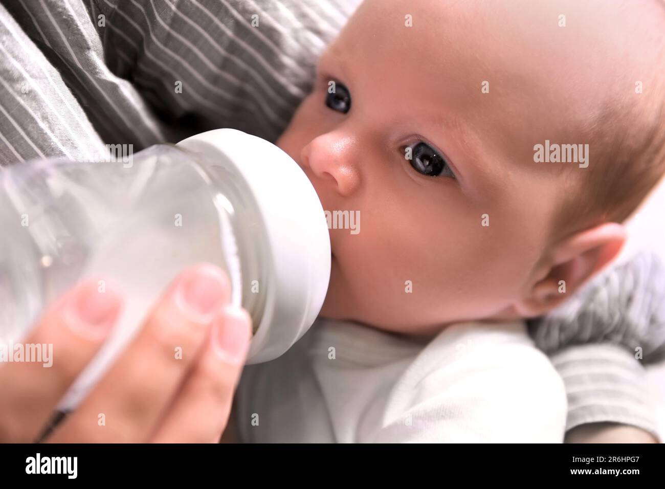 Madre alimentando a su pequeño bebé de biberón, primer plano Fotografía de  stock - Alamy