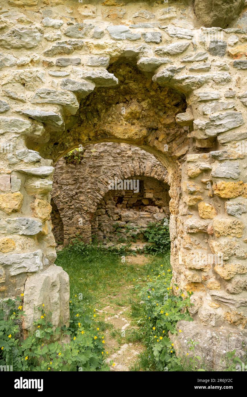 Las ruinas del monasterio de Palos de Bukkszentlelek es un lugar tranquilo menos famoso en las montañas de Bukk, Hungría. Una parte del patrimonio histórico húngaro Foto de stock