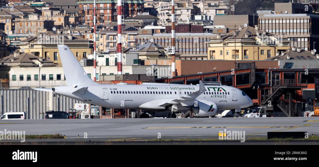 GÉNOVA, ITALIA, 2 DE FEBRERO de 2023 - Aeronaves ITA en el aeropuerto de Génova, Italia Foto de stock