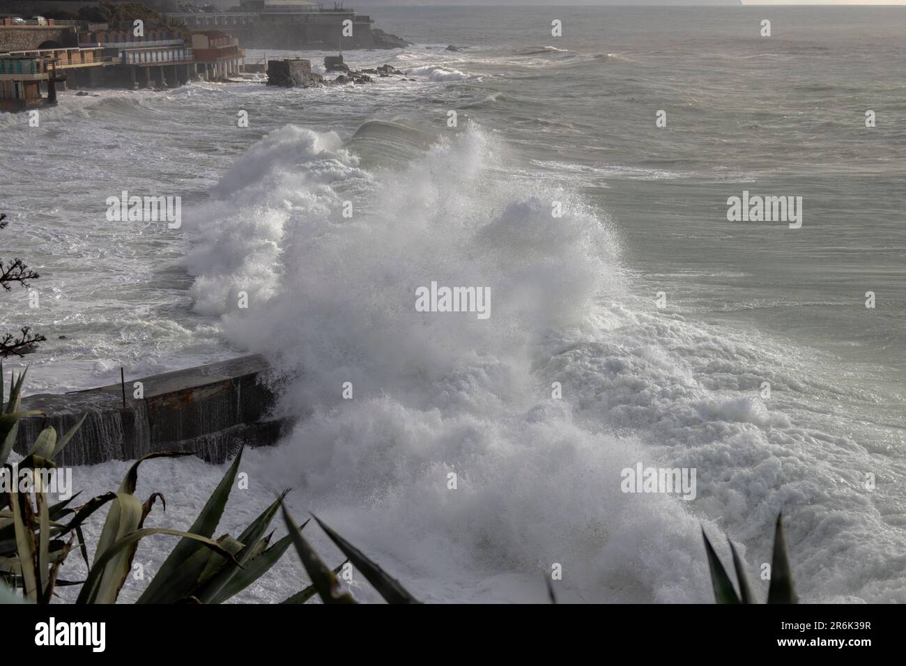 Mar agitado en el muelle de Génova Quinto, Italia Foto de stock