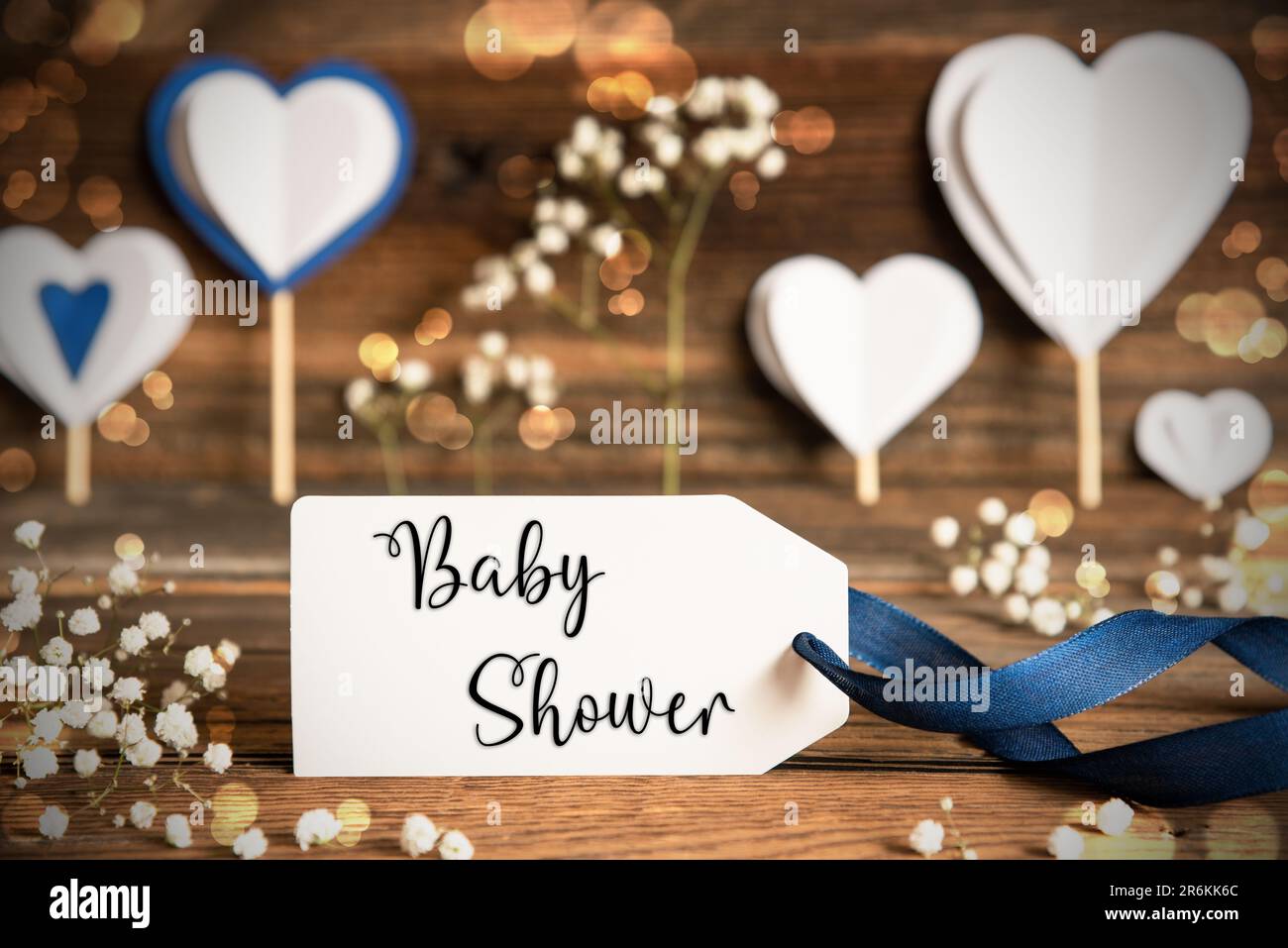 Etiqueta con texto en inglés Baby Shower. Decoración blanca festiva y