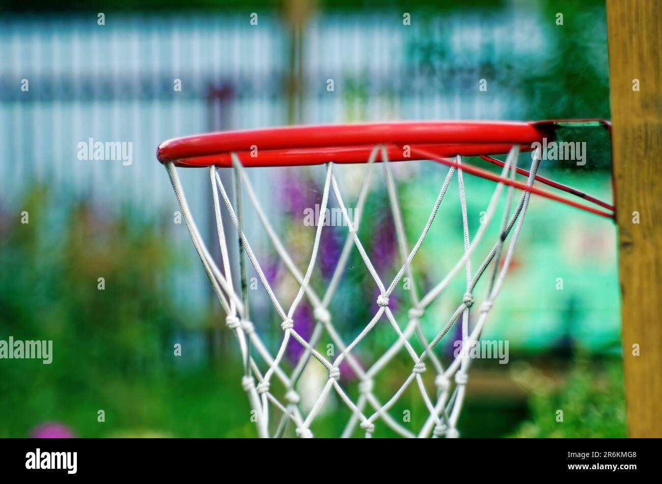 Aro de baloncesto en el pueblo, Rusia Foto de stock