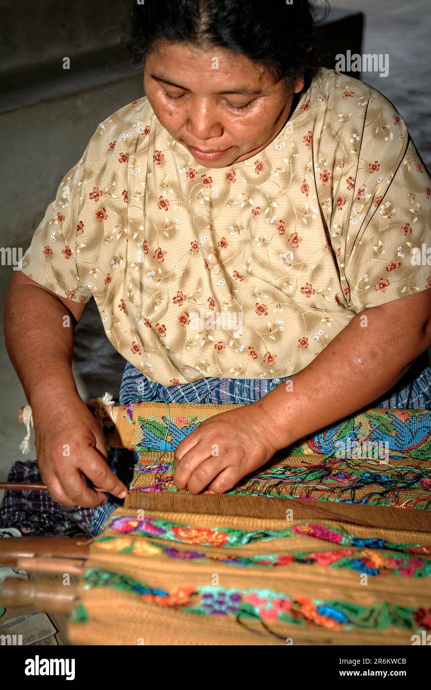 Guatemala - Mujer tejiendo una alfombra Foto de stock
