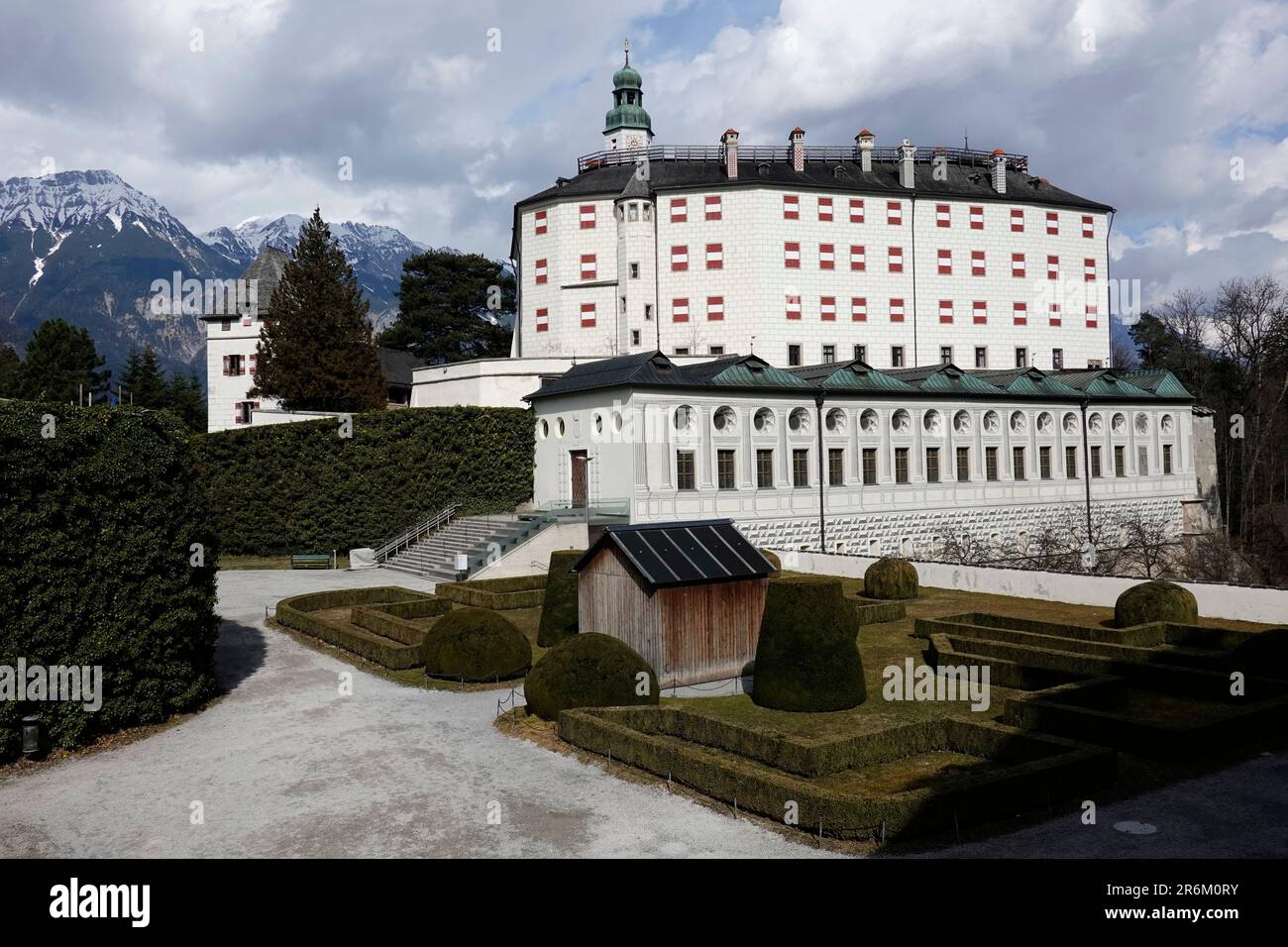 Schloss Ambras, un castillo y palacio renacentista situado en las colinas sobre Innsbruck, Austria, Europa Foto de stock