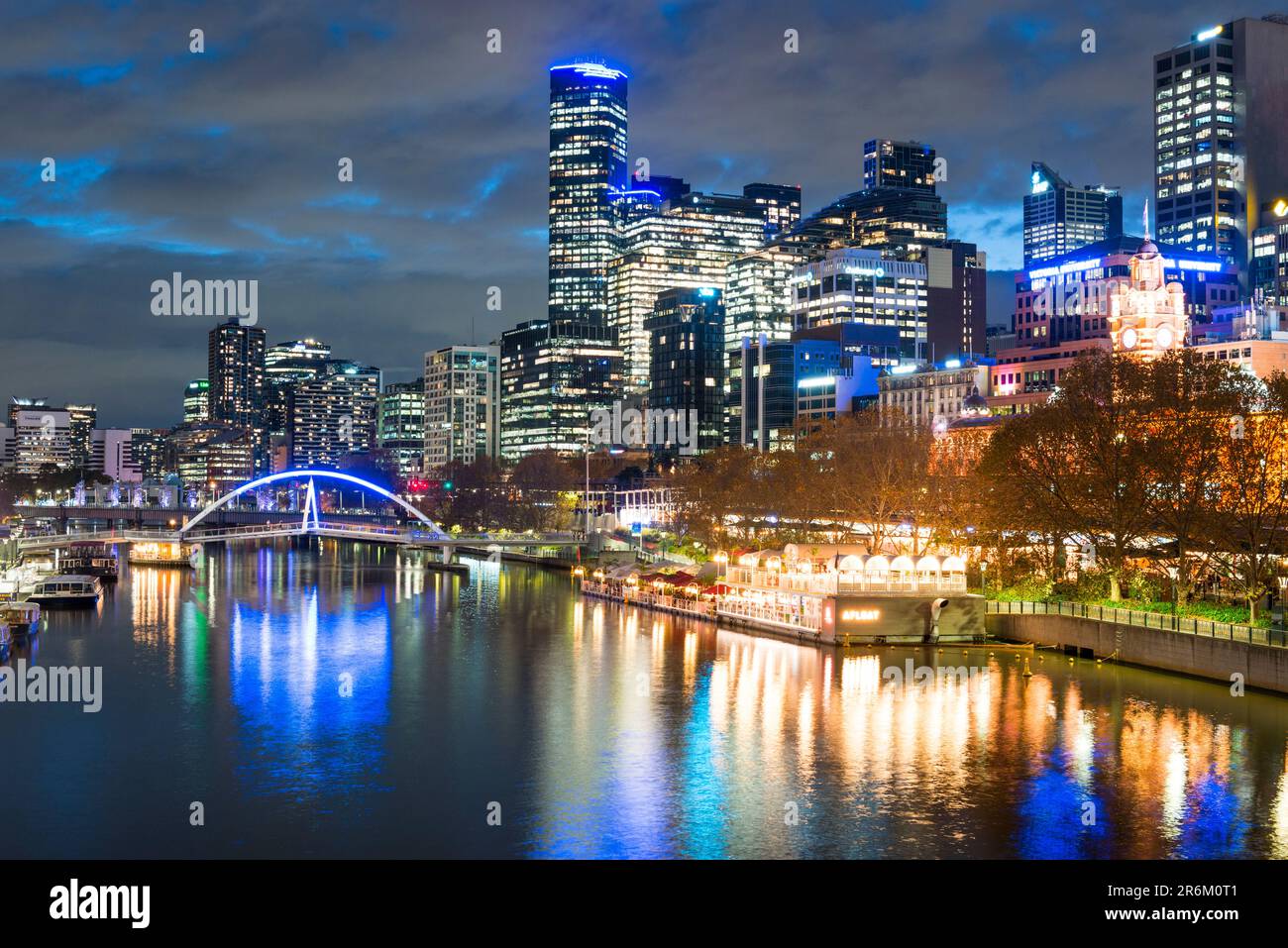 La estación de Flinders Street está a orillas del río Yarra en la ciudad de Melbourne en Twillight, Victoria, Australia, Pacífico Foto de stock