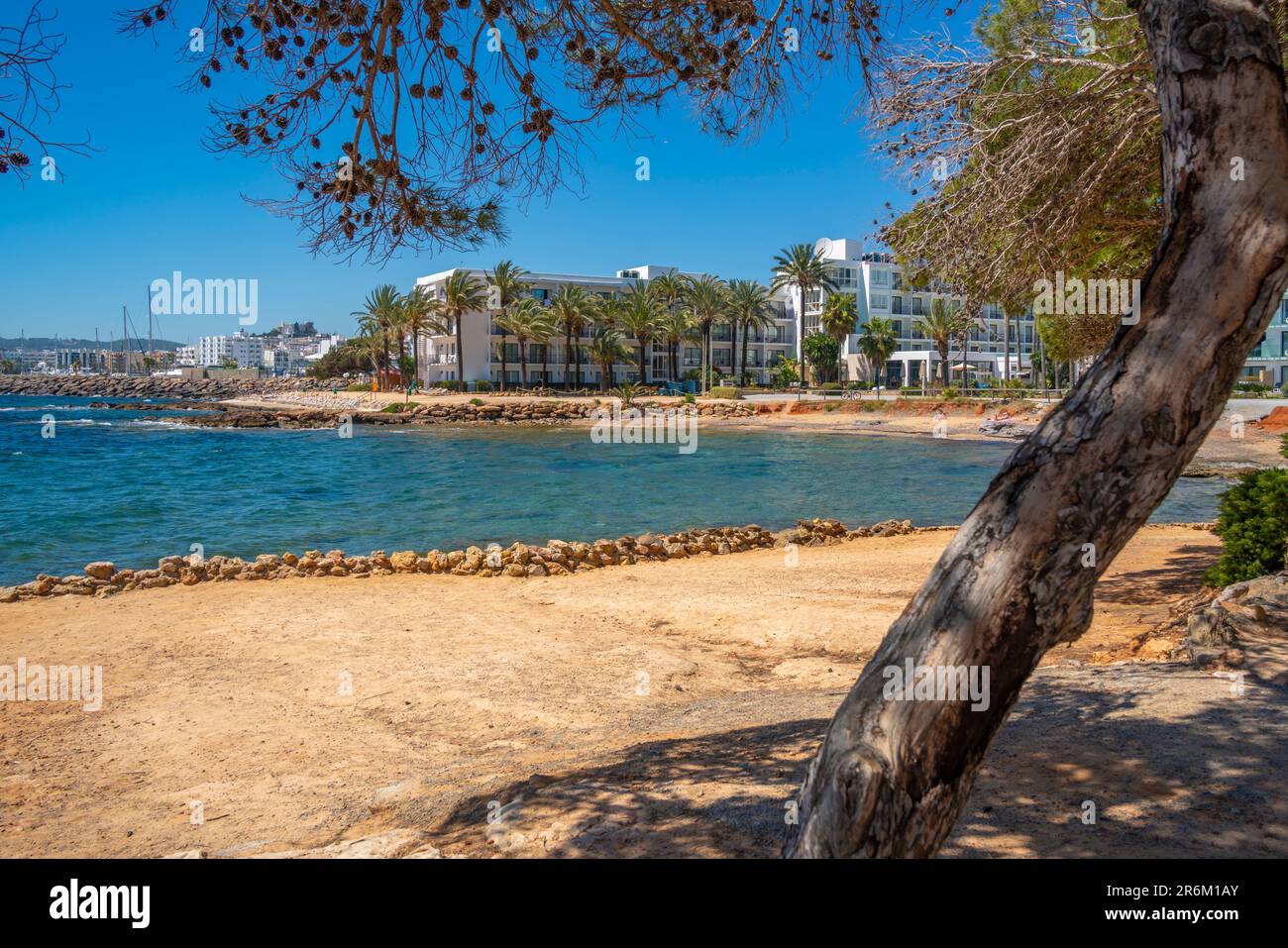 Vista de la playa en Cala Nieves con vistas a Santa Eularia des Riu, Ibiza, Islas Baleares, España, Mediterráneo, Europa Foto de stock