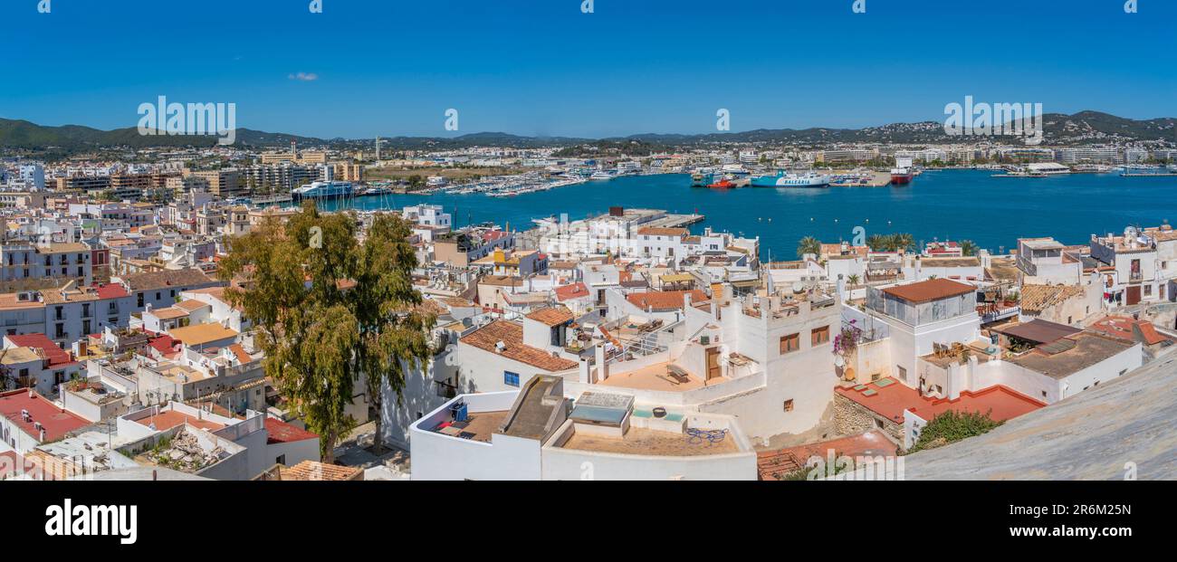 Vista de Dalt Vila y el puerto desde las murallas defensivas, Patrimonio de la Humanidad de la UNESCO, Ibiza ciudad, Eivissa, Islas Baleares, España, Mediterráneo, Europa Foto de stock