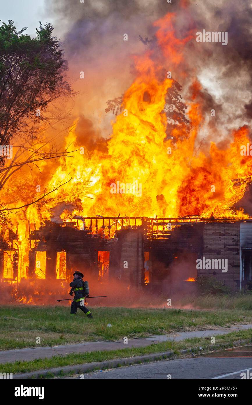Detroit, Michigan, EE.UU. 10th de junio de 2023. Una casa abandonada arde en el lado este cercano de Detroit, un aparente incendio provocado. Crédito: Jim West/Alamy Live News Foto de stock