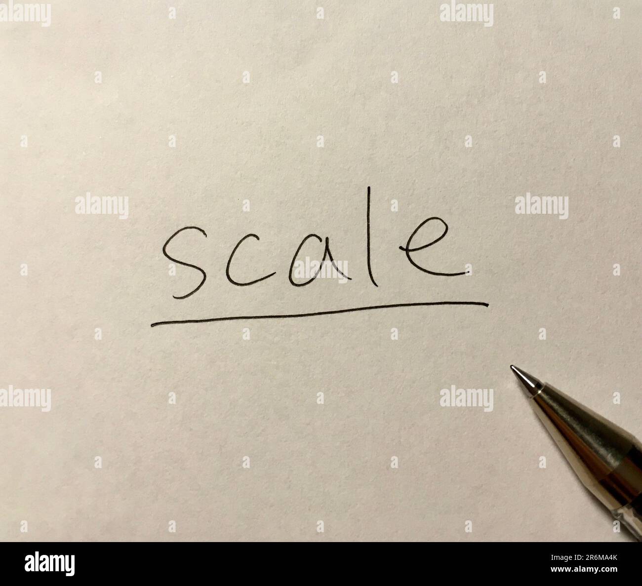 Palabra de concepto de escala sobre fondo de papel Foto de stock