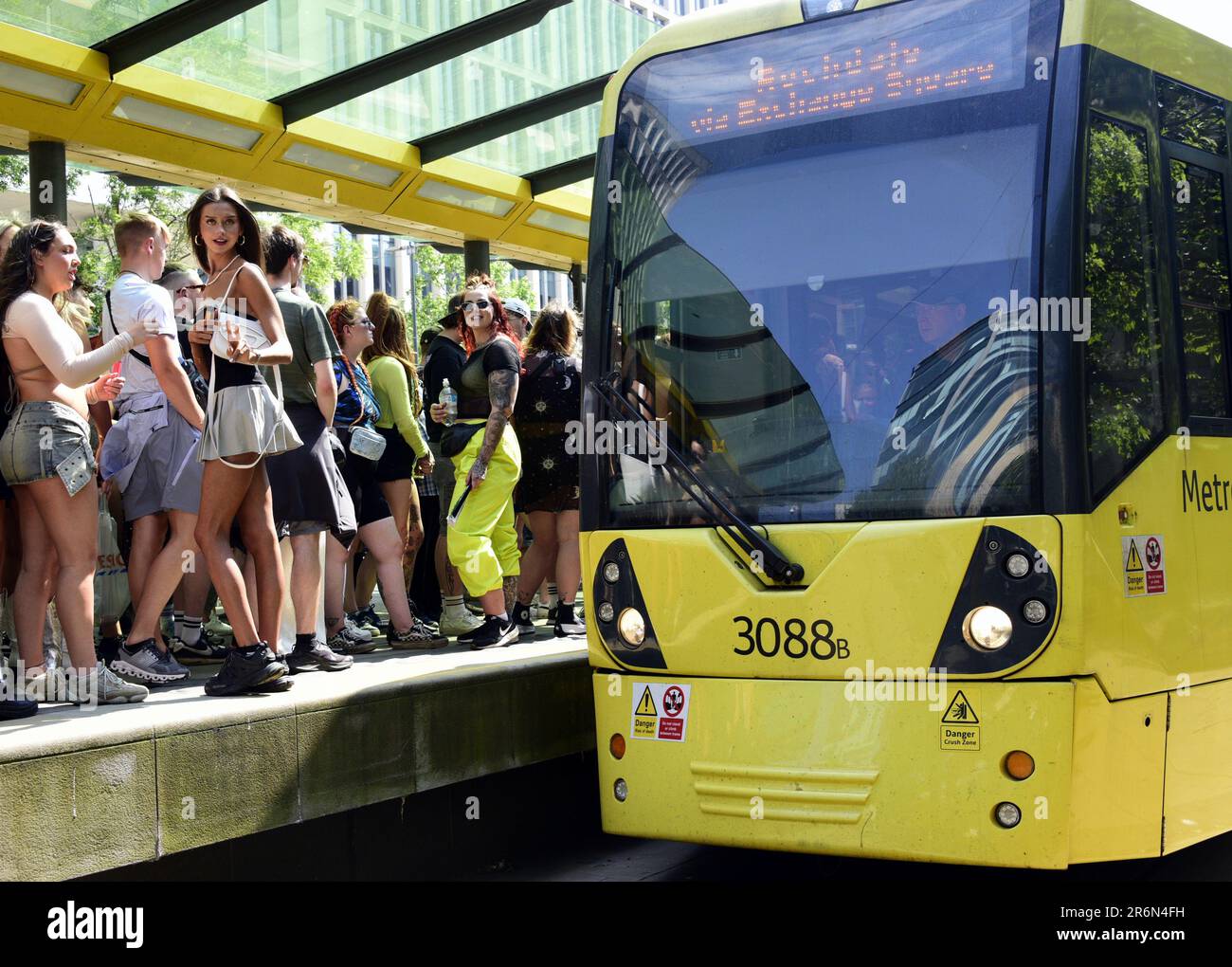 Manchester, Reino Unido. 10th de junio de 2023. Las plataformas de tranvías de Metrolink están abarrotadas ya que unos 82.000 fanáticos de la música se dirigen al festival Parklife, el festival anual de música que se celebra en junio de cada año en Heaton Park, Manchester, Reino Unido, para el primer día del evento de dos días. Metrolink cerró algunas paradas de tranvía en el centro de Manchester, como las paradas de Exchange Square, Market Street y Piccadilly Gardens, ya que un gran número de personas viajan. Esto sorprendió a algunos viajeros que no sabían que las paradas de tranvía estarían cerradas. Crédito: Terry Waller/Alamy Live News Foto de stock