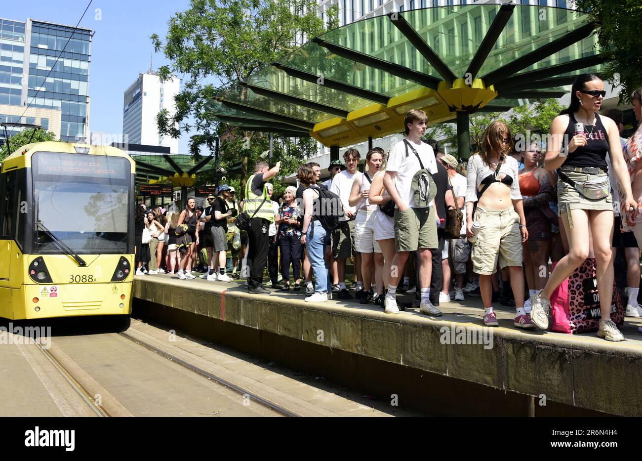 Manchester, Reino Unido. 10th de junio de 2023. Las plataformas de tranvías de Metrolink están abarrotadas ya que unos 82.000 fanáticos de la música se dirigen al festival Parklife, el festival anual de música que se celebra en junio de cada año en Heaton Park, Manchester, Reino Unido, para el primer día del evento de dos días. Metrolink cerró algunas paradas de tranvía en el centro de Manchester, como las paradas de Exchange Square, Market Street y Piccadilly Gardens, ya que un gran número de personas viajan. Esto sorprendió a algunos viajeros que no sabían que las paradas de tranvía estarían cerradas. Crédito: Terry Waller/Alamy Live News Foto de stock