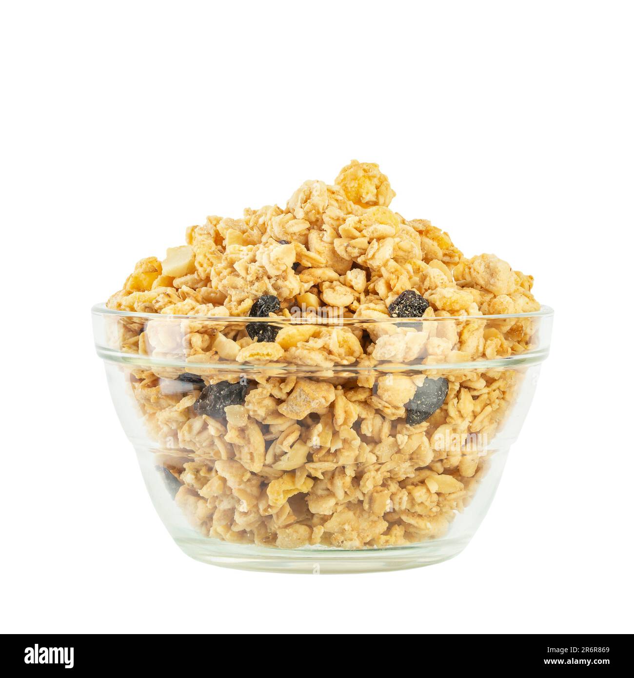 Muesli de desayuno seco en un plato de vidrio. Aislado sobre fondo