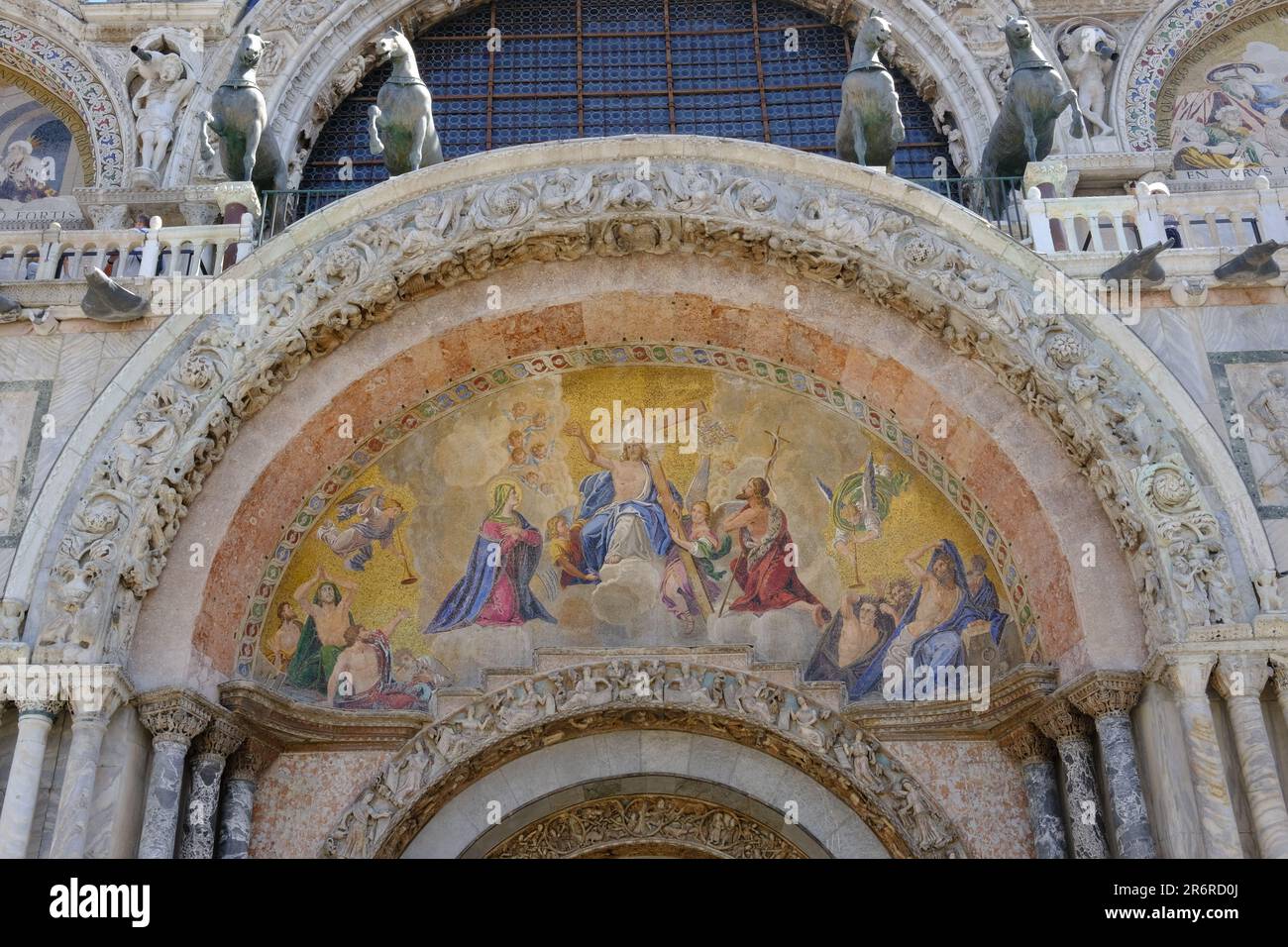 Venecia Italia - Basílica de San Marcos - Basílica de San Marcos - cuadros de fachada del lado oeste Foto de stock