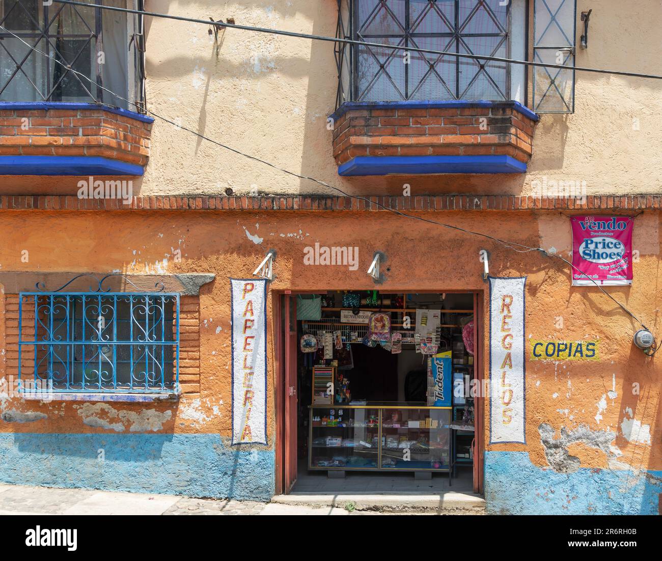 Pequeño pueblo de papelería y tienda de regalos, Santiago Tepetlapa, cerca  de Tepoztlán, Estado de Morelos, México Fotografía de stock - Alamy