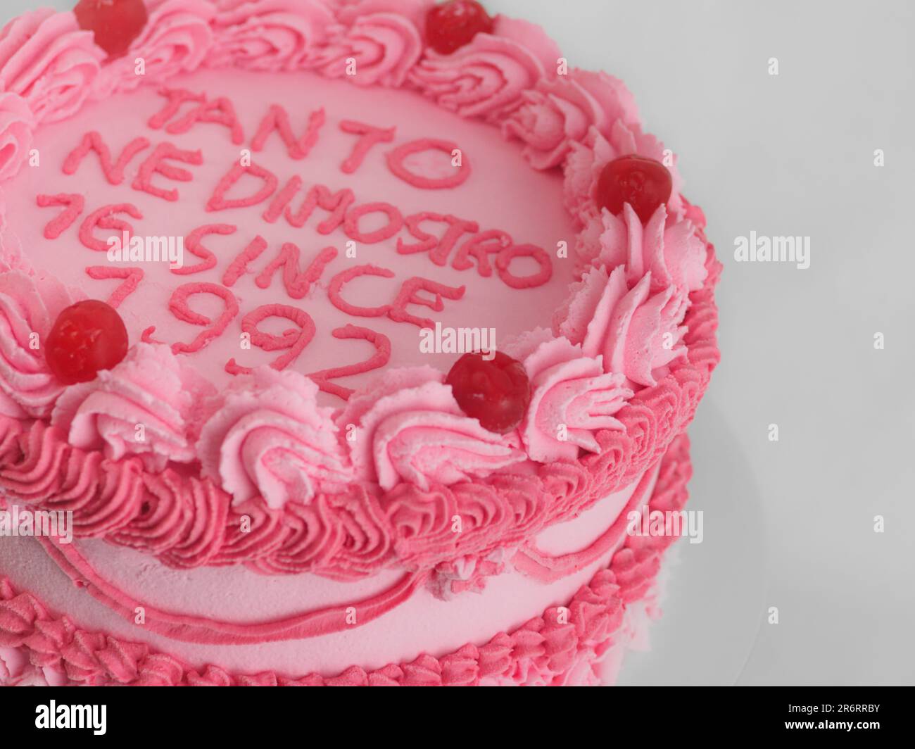 pastel rosa dulce glaseado glaseado con letrero de texto italiano