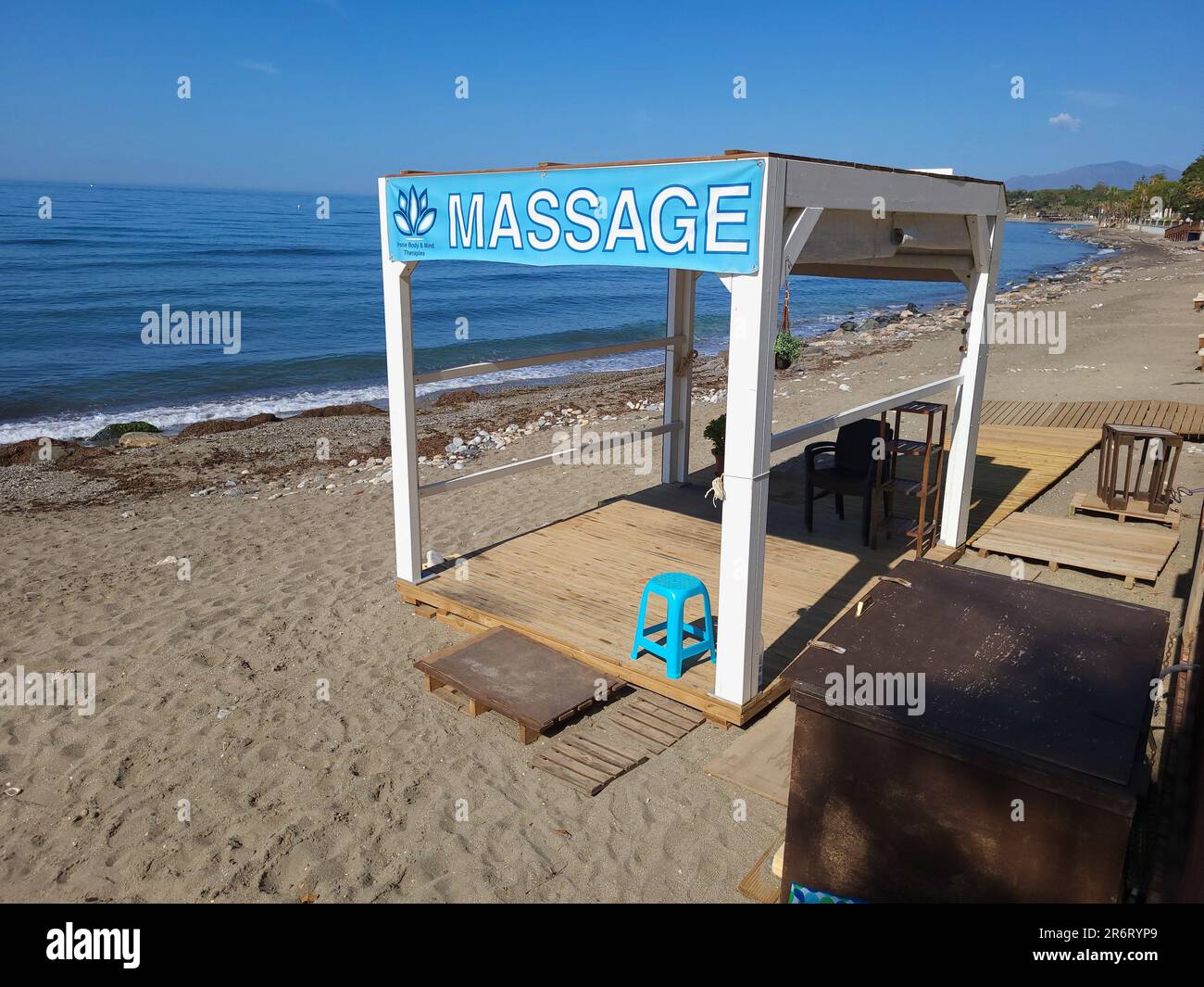 Tienda de masajes en la playa de Marbella, España Fotografía de stock -  Alamy