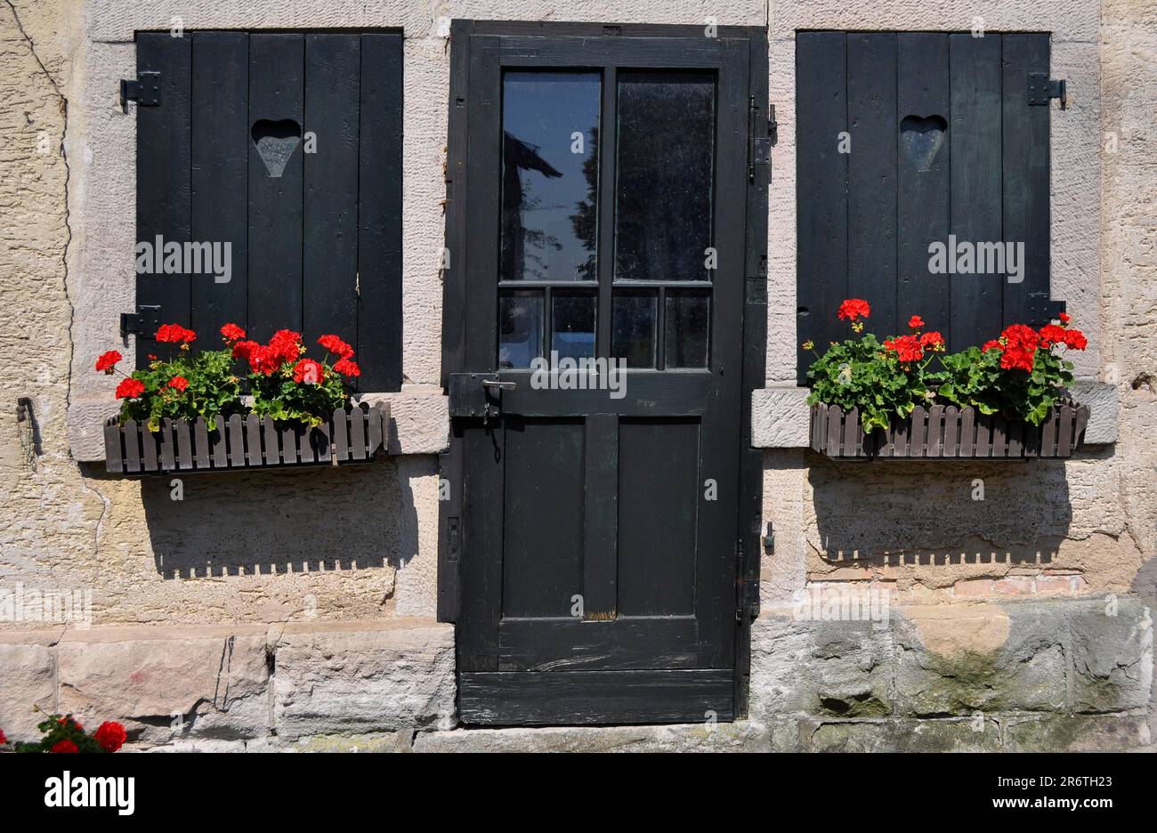 Ventana decorativa con persianas de madera verde en la pared de la casa  Fotografía de stock - Alamy