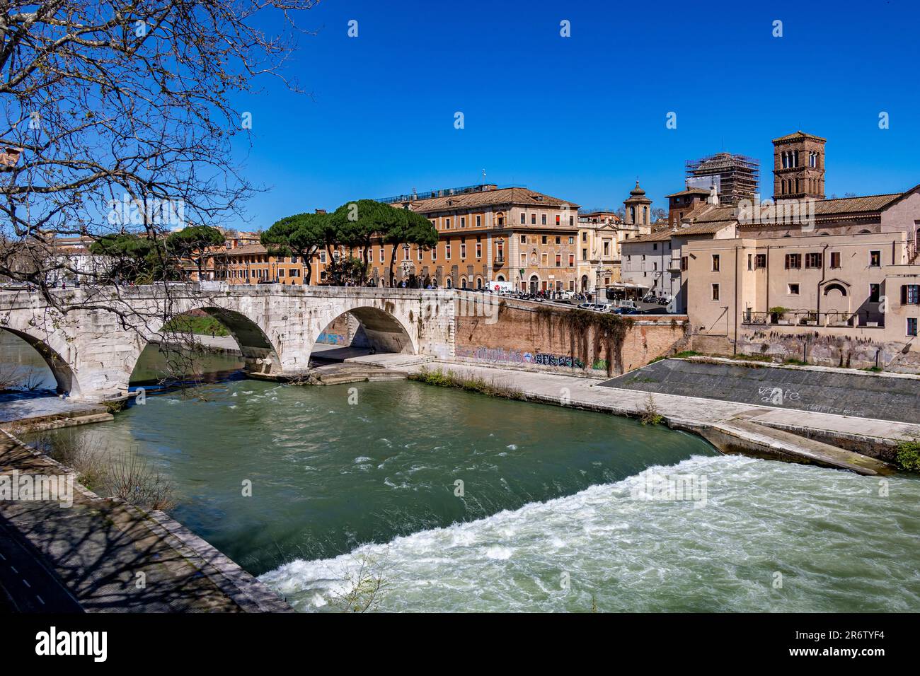 El puente Ponte Cestio que atraviesa el río Tíber con la isla Tíber en el fondo, Roma, Italia Foto de stock