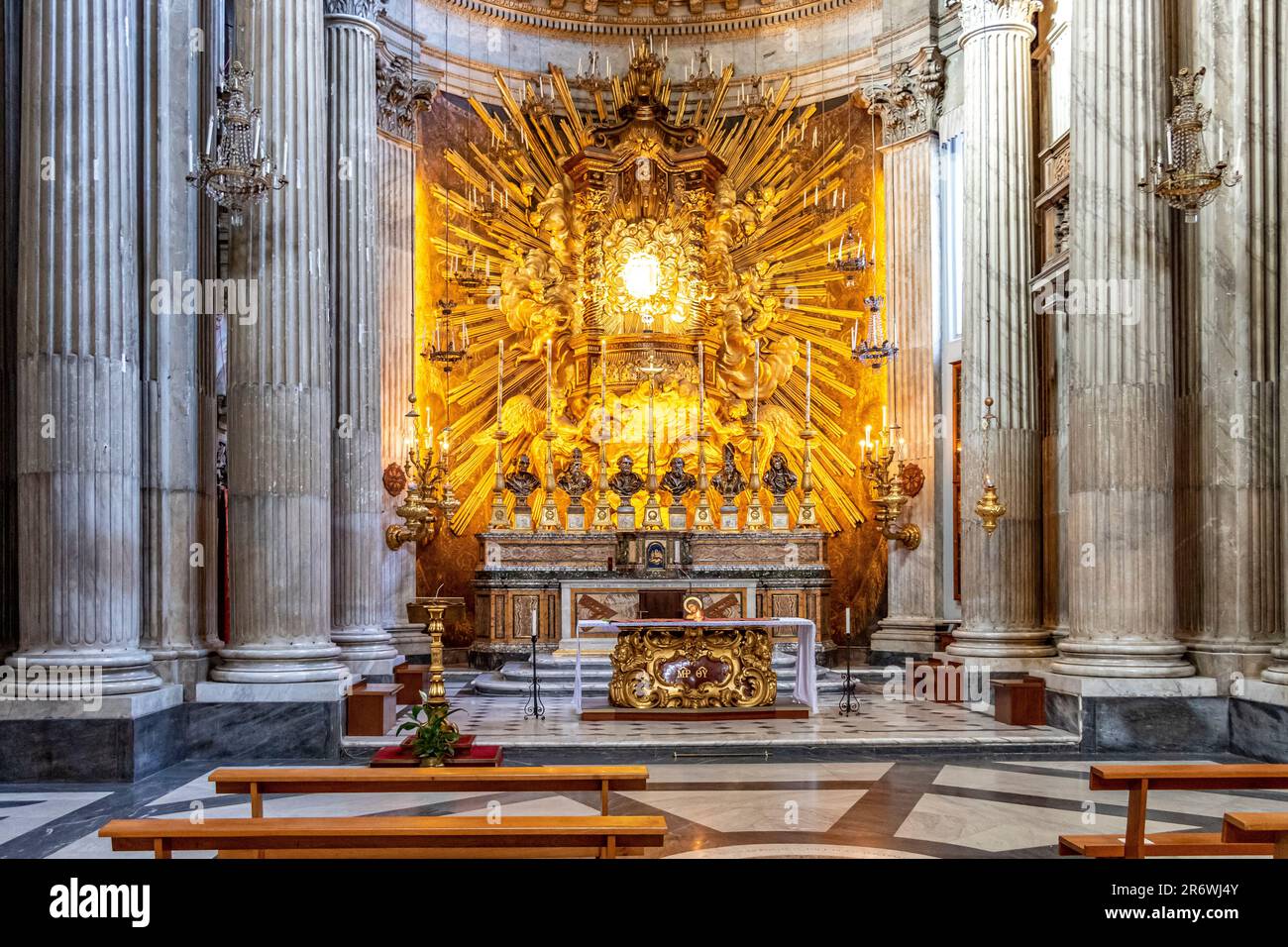 El altar mayor de Santa Maria in Campitelli o Santa Maria in Pórtico , una ráfaga dramática de