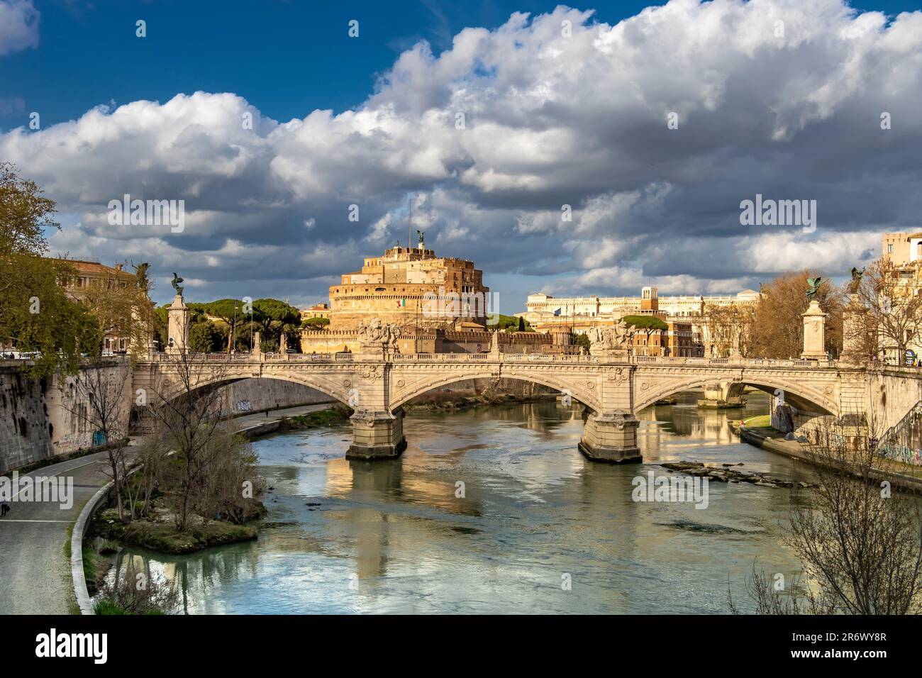 Puente Ponte Vittorio Emanuele II que atraviesa el río Tíber con Castel Sant'Angelo al fondo, Roma, Italia Foto de stock