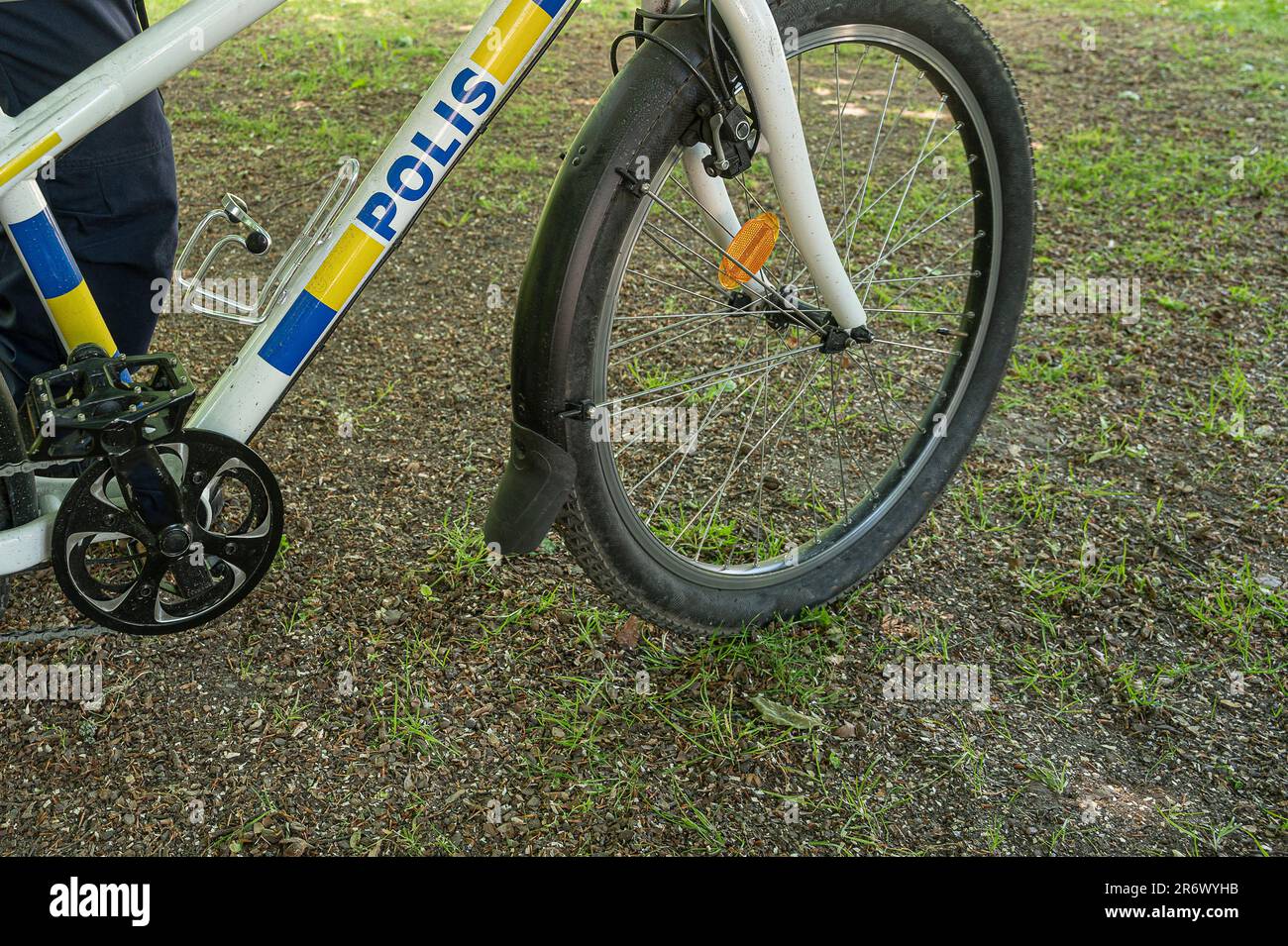 Una bicicleta de montaña de la policía sueca en un césped, Suecia, 9 de junio de 2023 Foto de stock