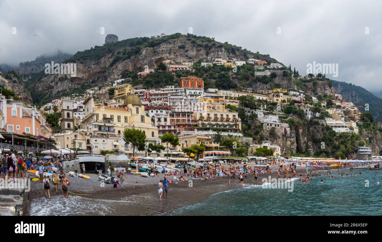 Positano, precioso pueblo de la costa amalfitana, para descubrir sus rincones, lo mejor pasear y subir a sus magníficos miradores, Italy Foto de stock