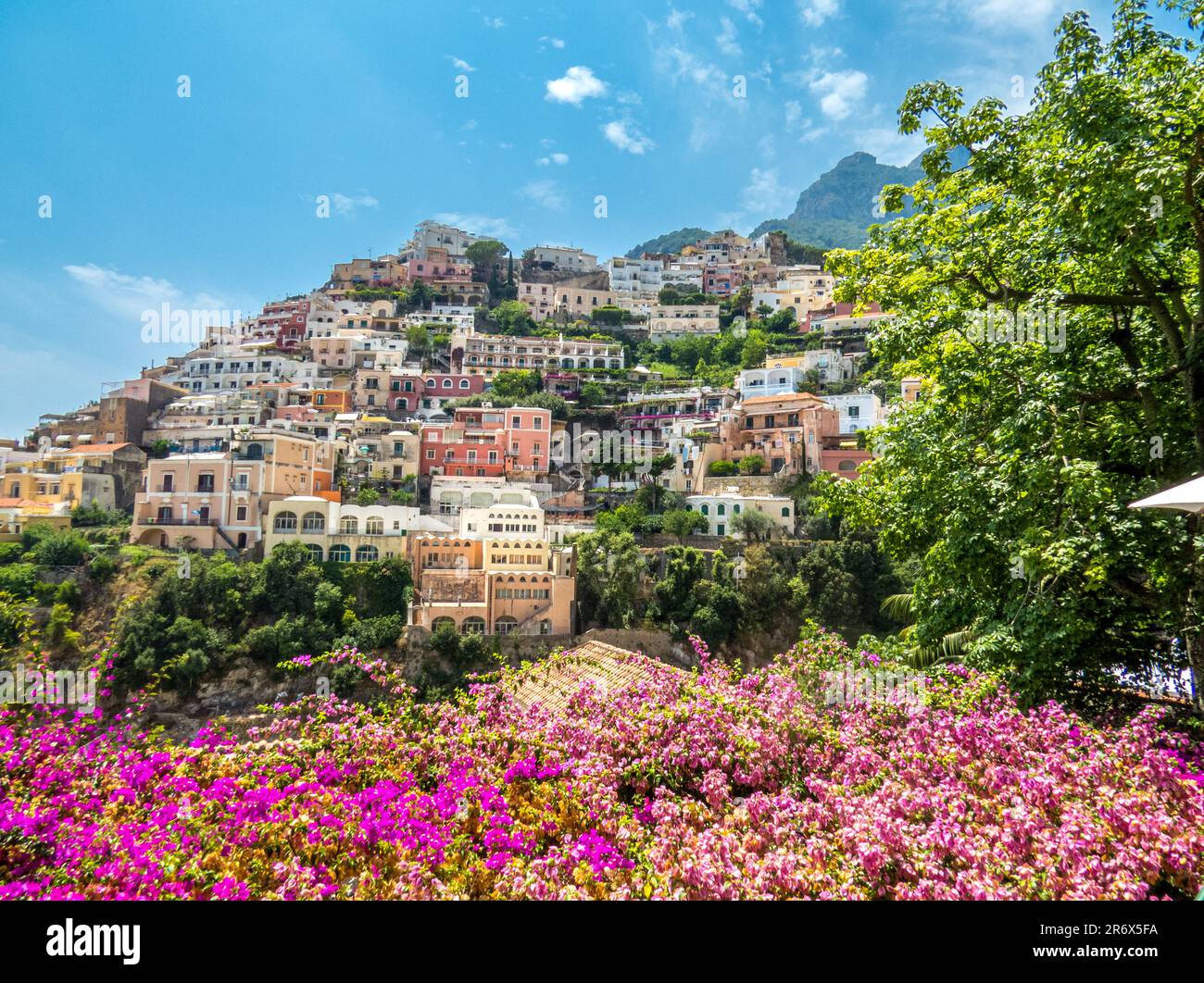Positano, precioso pueblo de la costa amalfitana, para descubrir sus rincones, lo mejor pasear y subir a sus magníficos miradores, Italy Foto de stock