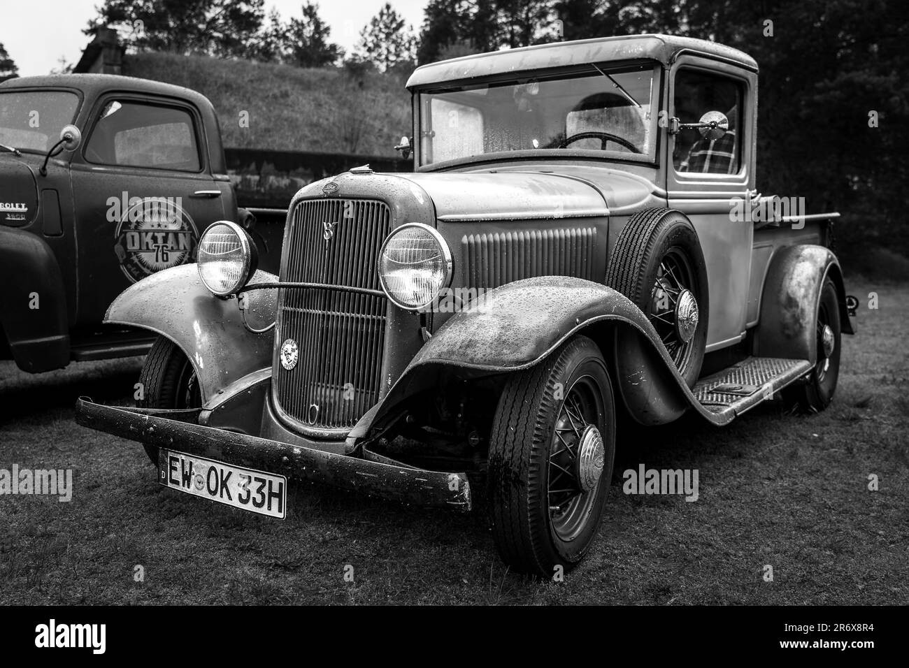 FINOWFURT, ALEMANIA - 06 DE MAYO DE 2023: La pista de recogida Ford V8, 1933. Blanco y negro. Festival de carreras 2023. Apertura de temporada. Foto de stock