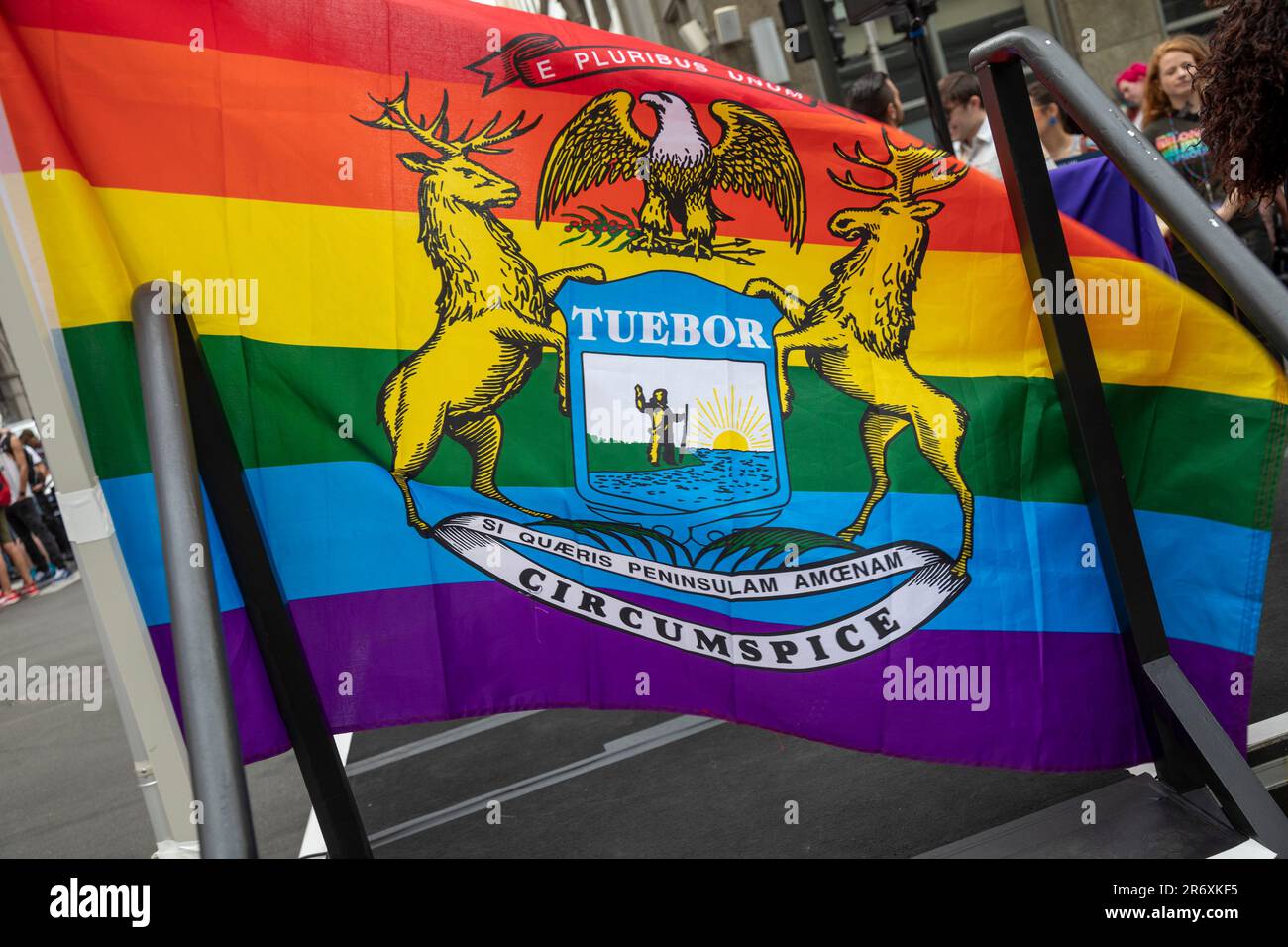 Detroit, Michigan, EE.UU. 11º de junio de 2023. Activistas gays, lesbianas, bisexuales y transgénero y sus aliados marchan por la igualdad en el desfile del Orgullo de la Ciudad del Motor. Una bandera modificada de Michigan estaba en exhibición mientras la gobernadora Gretchen Whitmer y otros funcionarios estatales hablaron antes del desfile. Crédito: Jim West/Alamy Live News Foto de stock