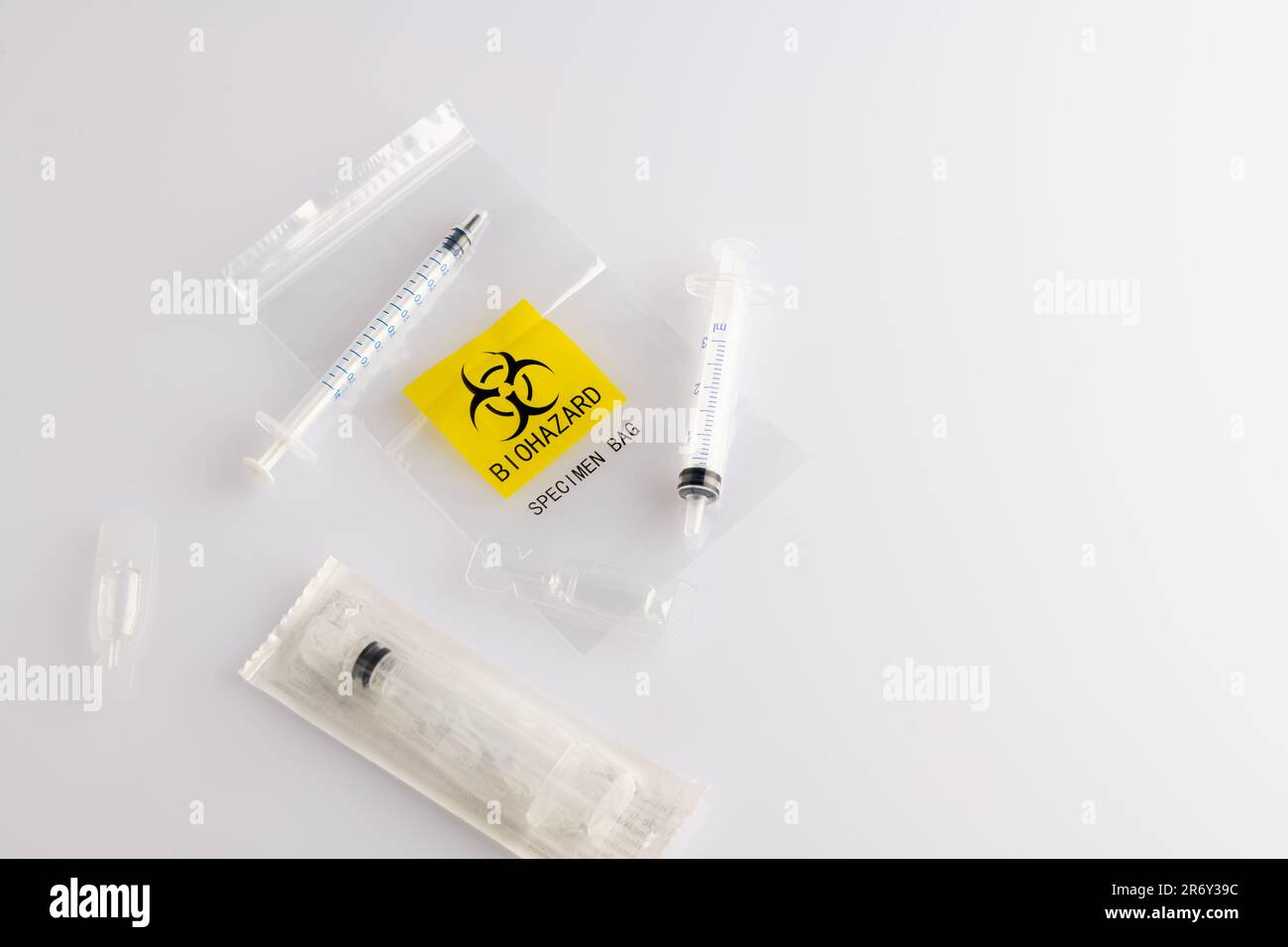 Bolsa de plástico de muestra de riesgo biológico sobre un fondo blanco Foto de stock