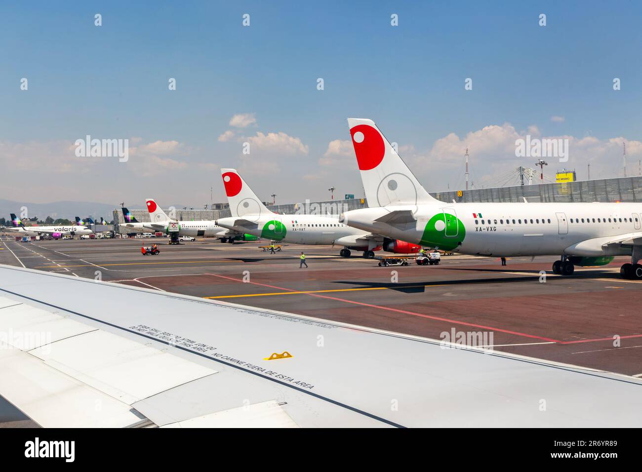 Vista a Viva Aerobus Airbus A320 Planes Terminal 1, Aeropuerto