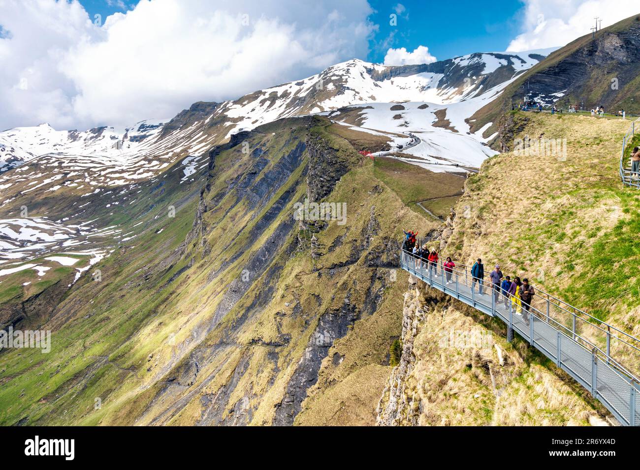 La gente caminando en el primer acantilado camina en la primera cumbre de la montaña, Suiza Foto de stock