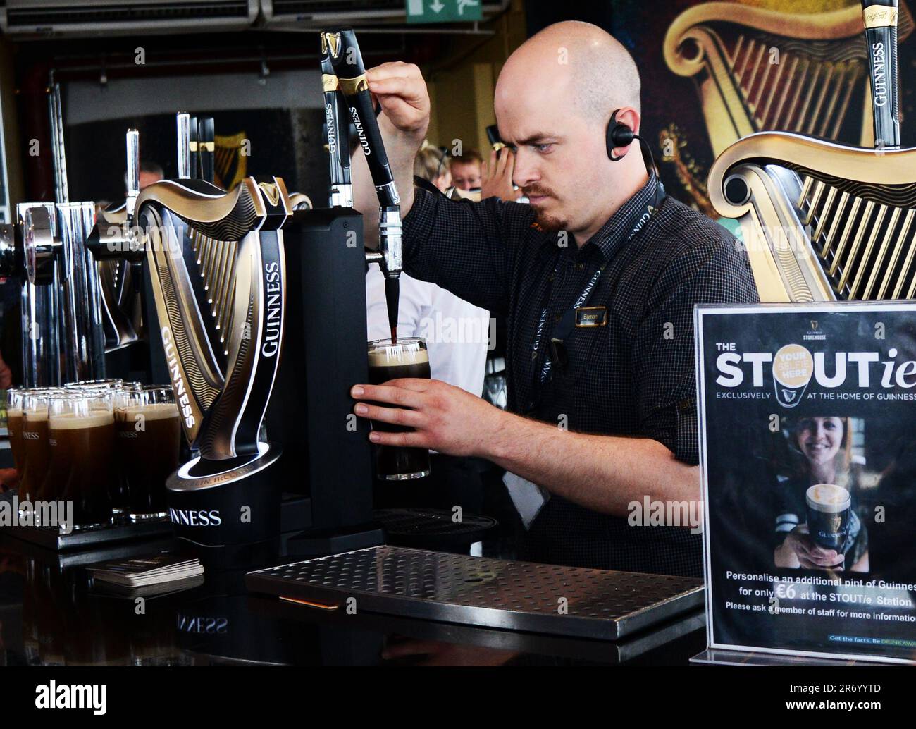 Disfrutando de una pinta de Guinness Stout en el bar de la azotea en el Guinness Storehouse en St. James's Gate en Dublín, Irlanda. Foto de stock