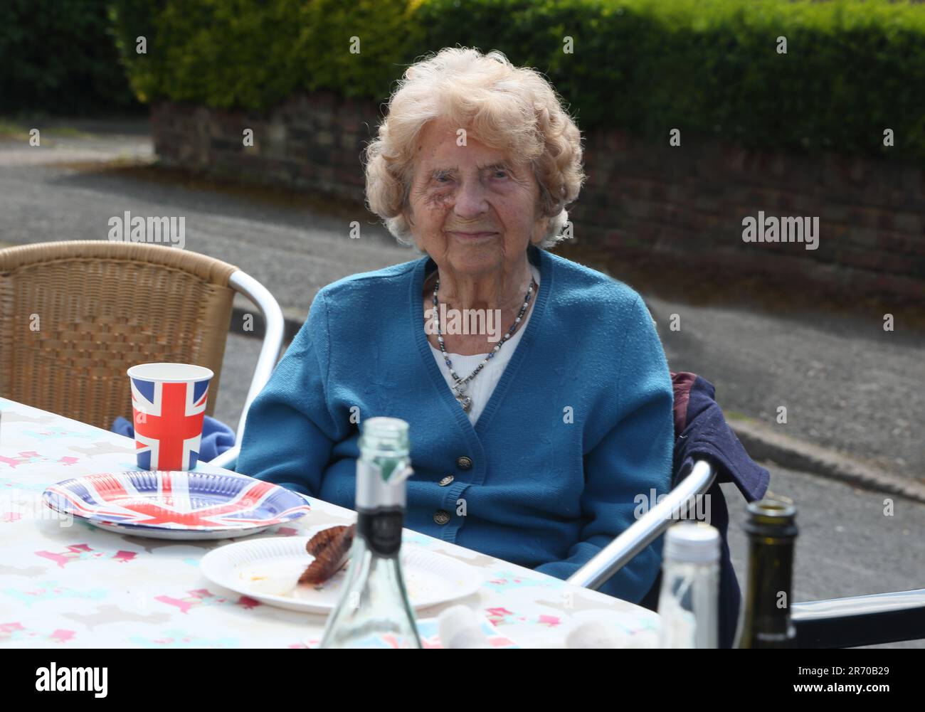 Retrato de una mujer de cien años sonriendo al rey Carlos III Coronation Street Party Surrey Inglaterra Foto de stock