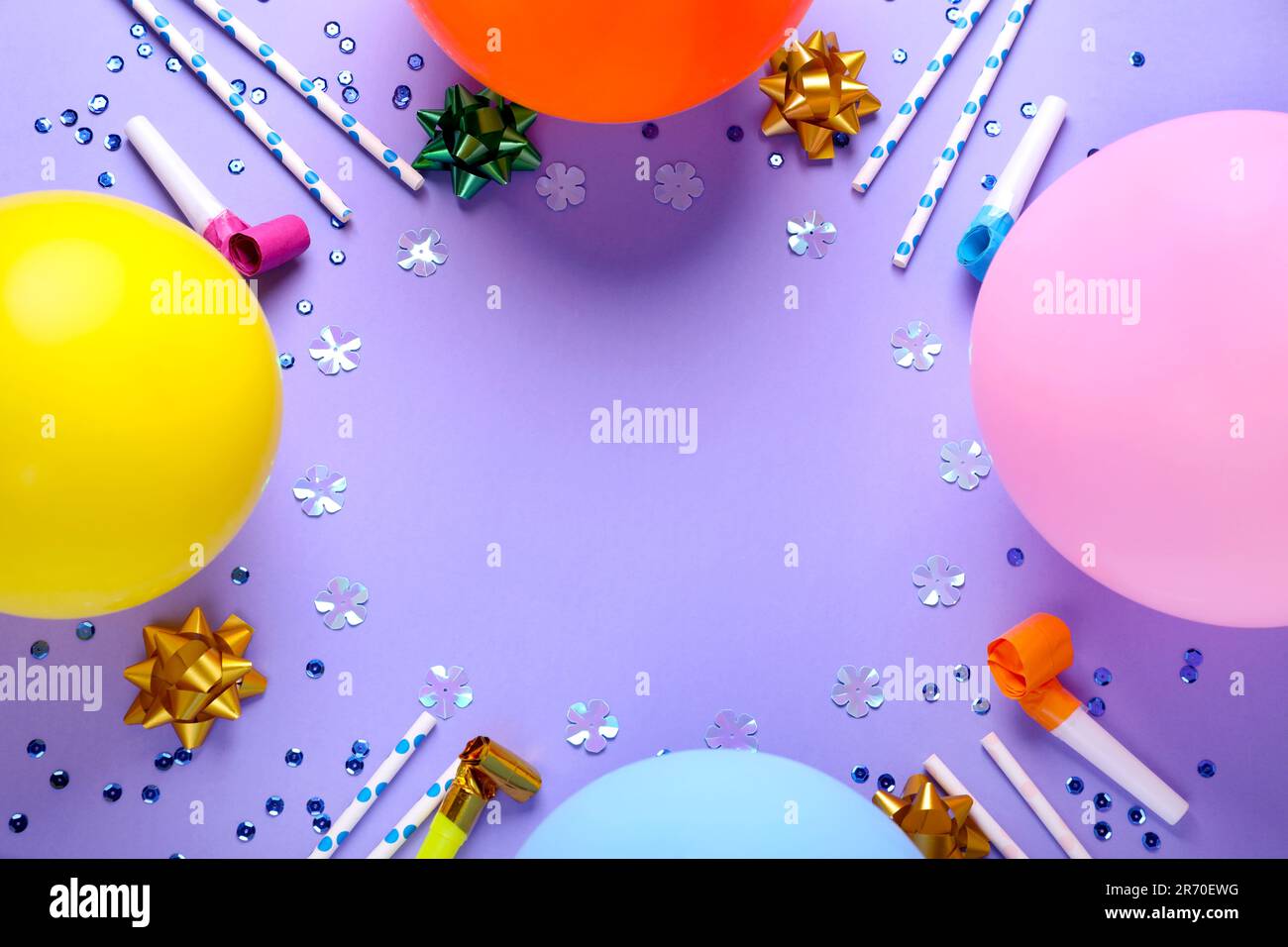Marco de diferentes accesorios para la fiesta de cumpleaños sobre fondo  violeta, plana lay. Espacio para texto Fotografía de stock - Alamy